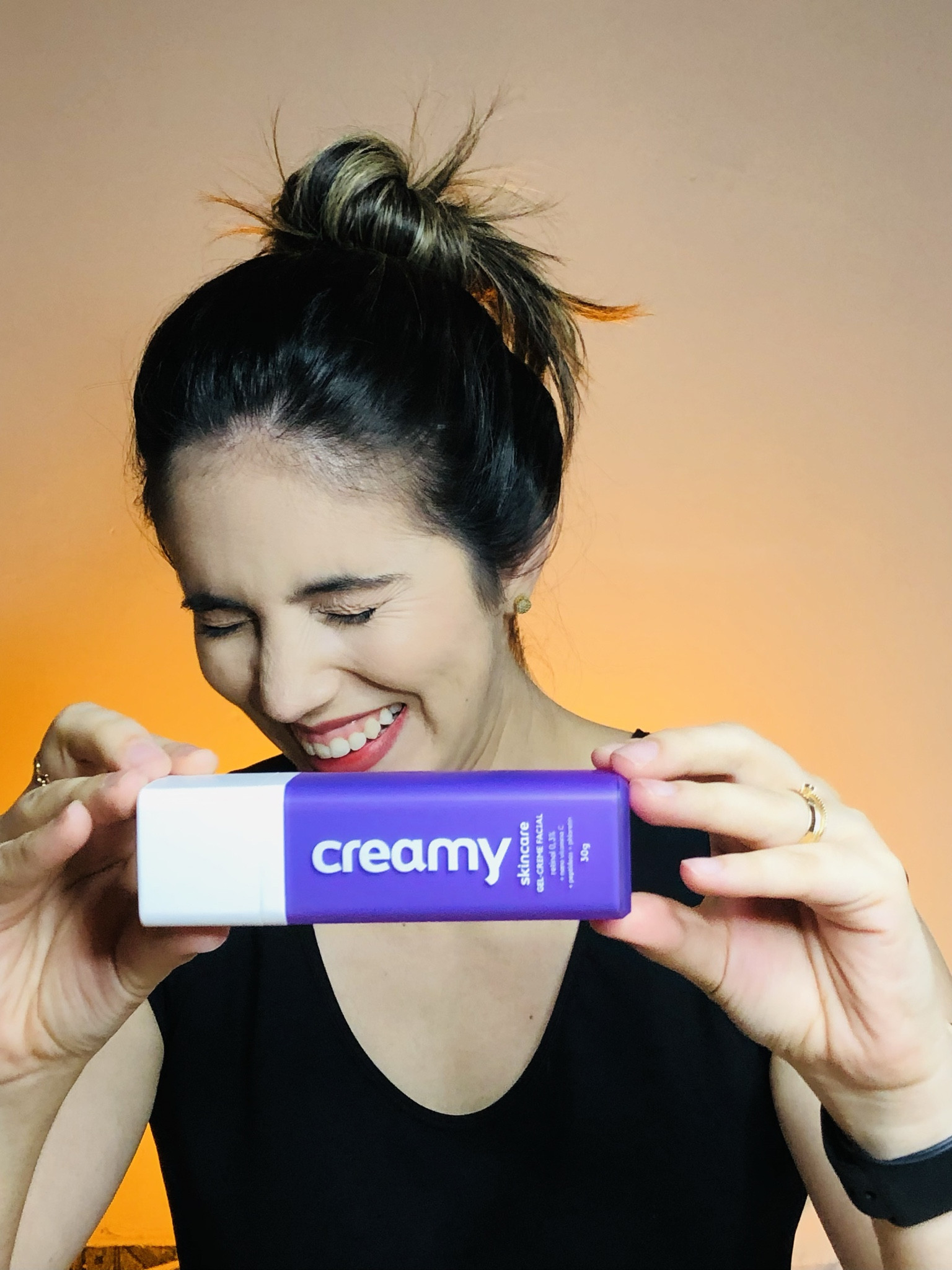 🌟 Resenha do Retinol da Creamy! 🌟
💙 Em um outro dado momento da vida, comecei a usar retinol na minha rotina, mas logo precisei parar por conta do tratamento com o roacutan.
🌙 Já que meu tratamento foi concluído há alguns meses, decidi, há algumas semanas, reintegrar o retinol da Creamy à minha rotina de cuidados com a pele, e os resultados são simplesmente incríveis!
💖 Este pequeno frasco roxinho, lindo de doer, tornou-se meu segredo para uma pele radiante e saudável.
🌈 Ele tem uma textura suave, e é absorvido rapidamente sem deixar aquela sensação oleosa. Tem uma embalagem prática, que facilita a aplicação sem desperdícios. Perfeito para manter na rotina diária! 💙
 Alguns dos pontos que já notei diferenças significativas são:
🌙 Textura sedosa e aveludada; 
🌟 Estímulo de colágeno, trazendo mais firmeza e elasticidade;
💖 Controle da produção de oleosidade; 
🌈 Além disso, dentre os inúmeros benefícios para a saúde da pele, ele promete ainda fazer uma renovação celular, reduzir linhas finas e rugas, uniformizar o tom da pele e uma hidratação profunda. 
🌟 Se você está procurando um aliado para uma pele vibrante, definitivamente experimente o retinol da Creamy. 
✨ Transforme sua rotina de cuidados com a pele e revele sua melhor versão!

#LTKbrasil #LTKsalealert #LTKbeauty