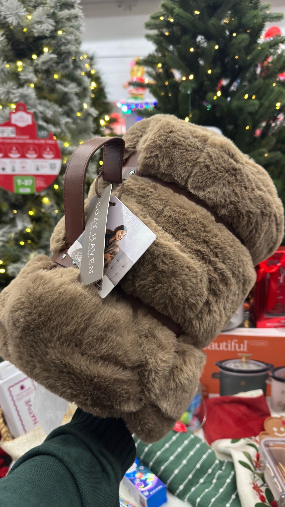 You won’t believe the price 🤭

So lux, so chic! And it’s a perfect gift for everyone! 



#LTKGiftGuide #LTKCyberWeek #LTKHoliday