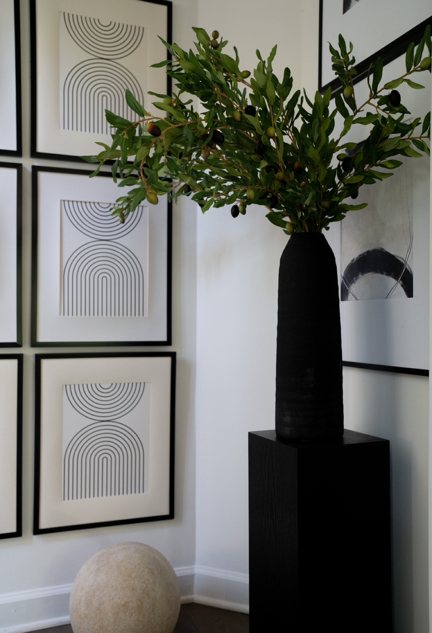 Eucalyptus, Italian ruscus and olive branches spilling out of a tall, rustic vase any corner a grand feel, especially when you place it on a pedestal! XxV