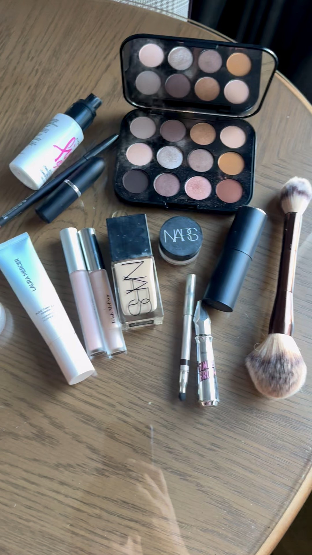 Today's makeup look for LTK Con!
Foundation shade: deauville Concealer shade: custard
Contour skin shade 03
Brow gel shade 03
@nordstrombeauty #NordstromPartner

#LTKBeauty #LTKFindsUnder100 #LTKCon