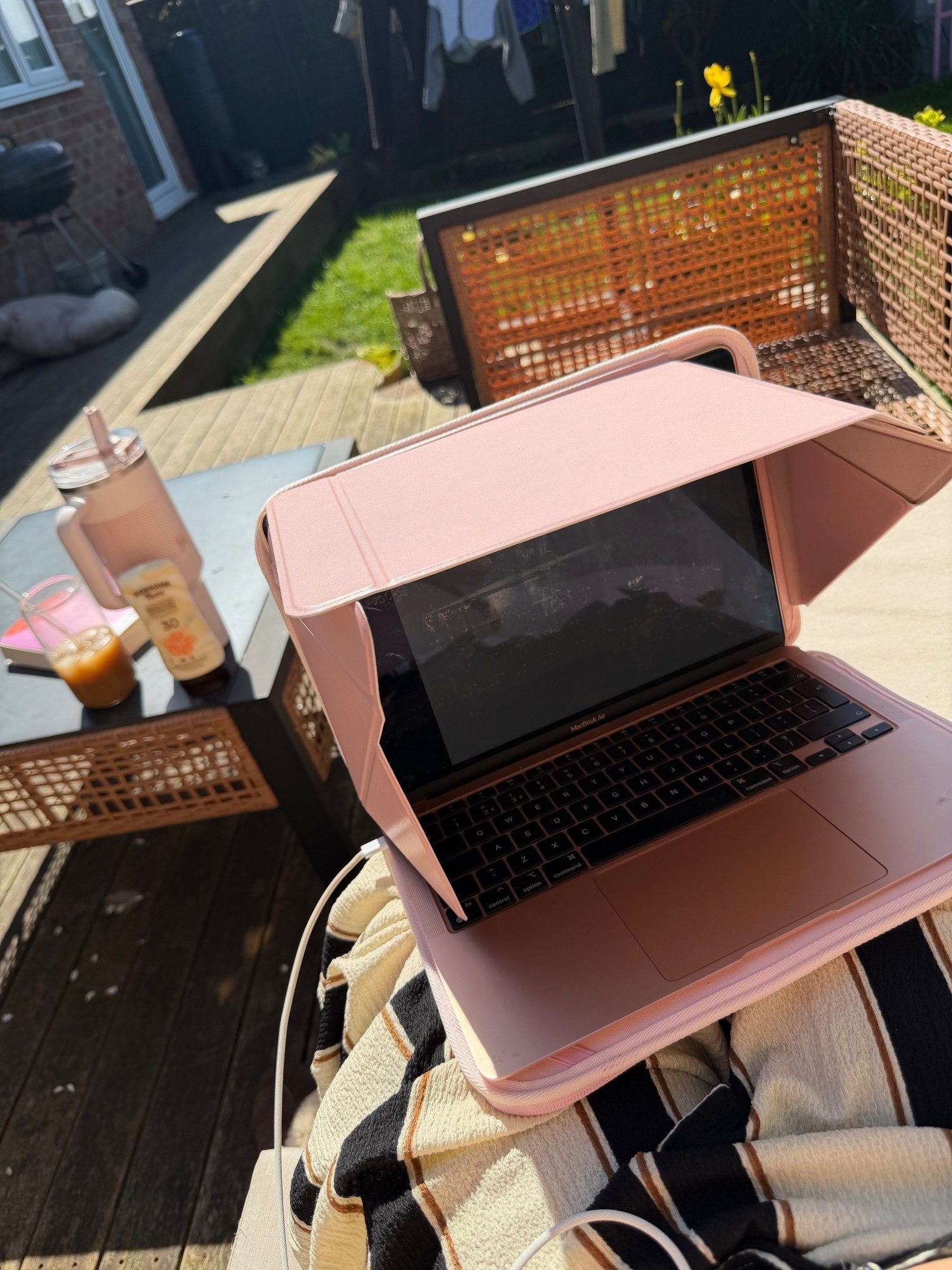 A laptop shade is a working from the garden essential 😍