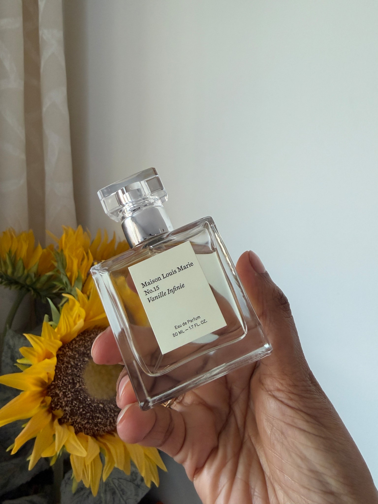 A perfect fragrance for everyday, when we enter into spring! It is a grown up version of vanilla fragrance that keeps its lightness and innocence, but the notes of oud, citron and jasmine add the sophistication. Very light yet lingering scent, makes you feel like wrapped in cashmere and sunshine! 