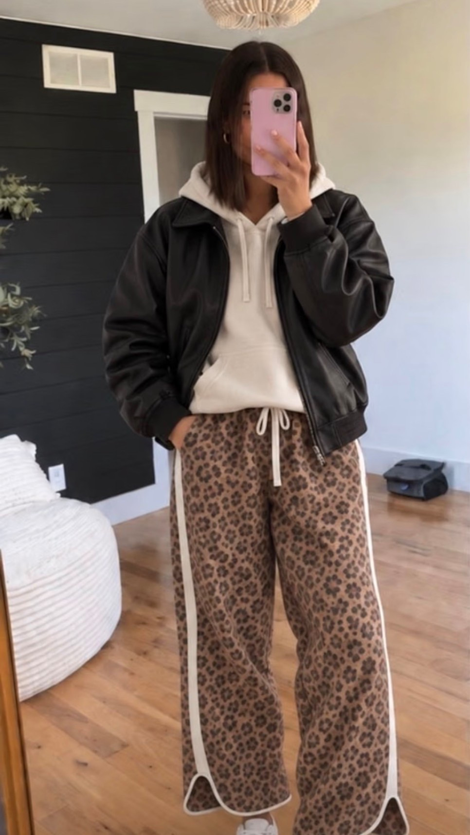 The detail on these pants!!! 🤎

#LTKootd #LTKdayinmylife #LTKgrwm