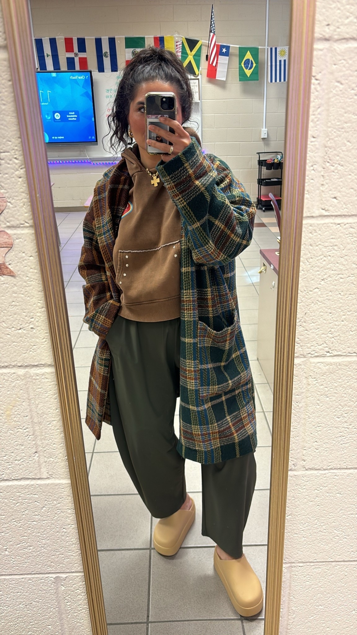 Hoodie is Zara
Coat is Dressed in LALA 
🤎🫶🏼