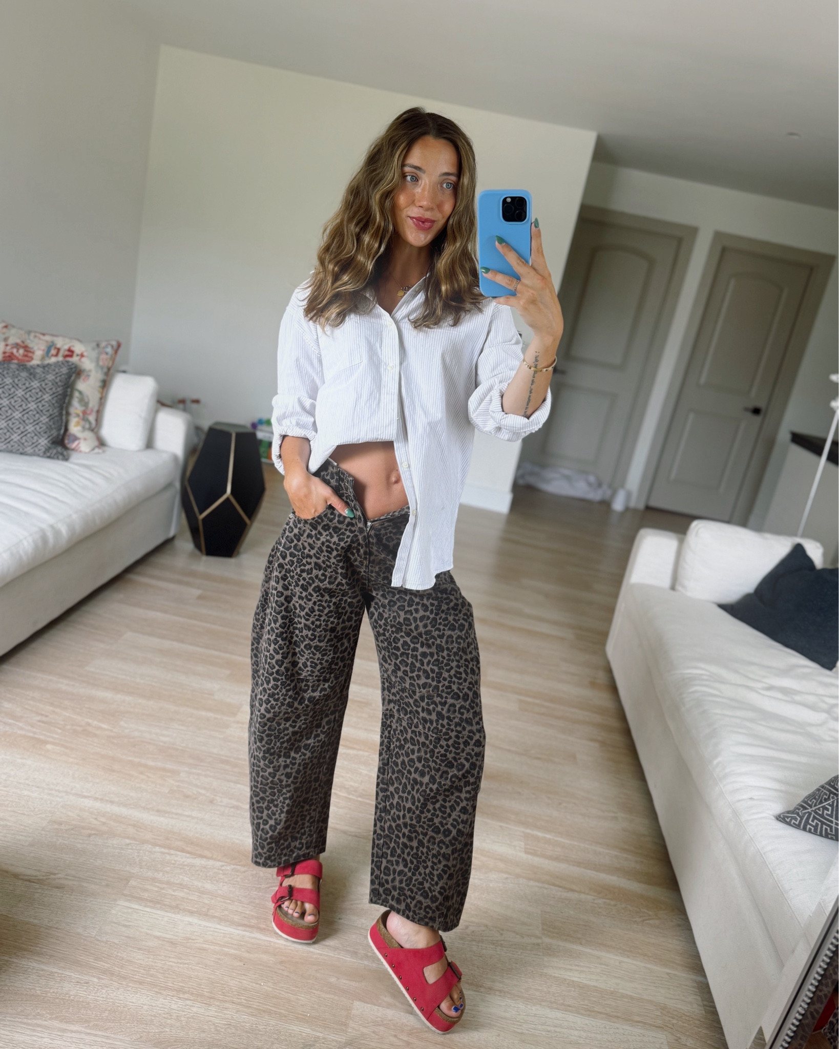 Jeans size 2 
Top - can’t find exact link 
Shoes - comes in tan and red / size 8 

#LTKStyleTip #LTKBump #LTKFindsUnder100