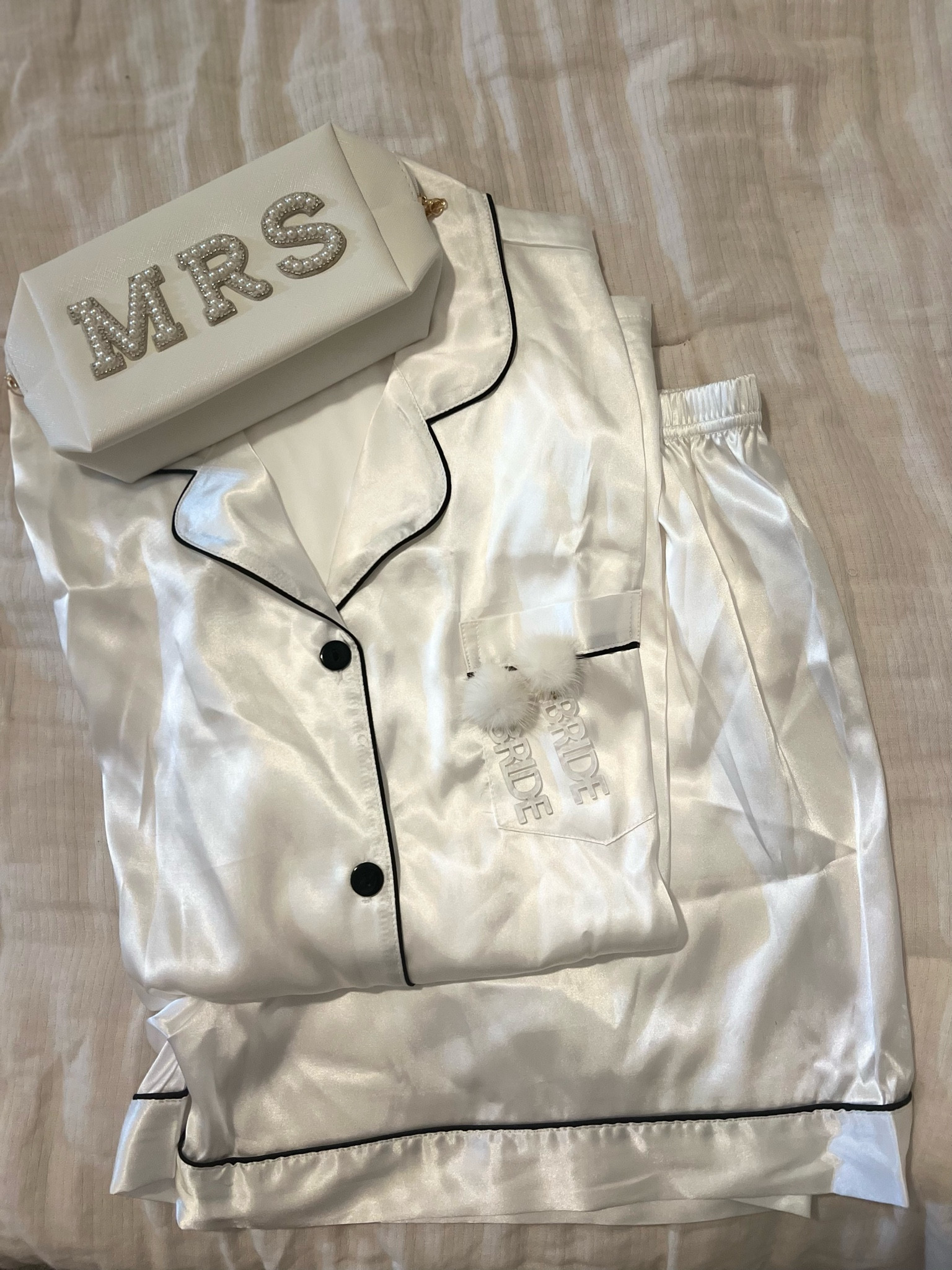 Bride Essentials ✨
Perfect for Wedding Day getting ready! All from Amazon White satin button down Pj set, BRIDE earrings and a Mrs bag
#bride #futuremrs #LTKBride #LTKamazon

#LTKSeasonal #LTKwedding #LTKGiftGuide