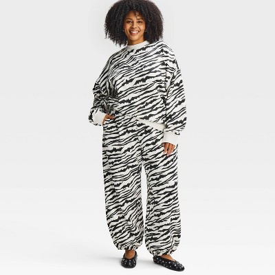Women's Zebra Bat Print Fleece Graphic Pullover Sweatshirt - White 3X | Target