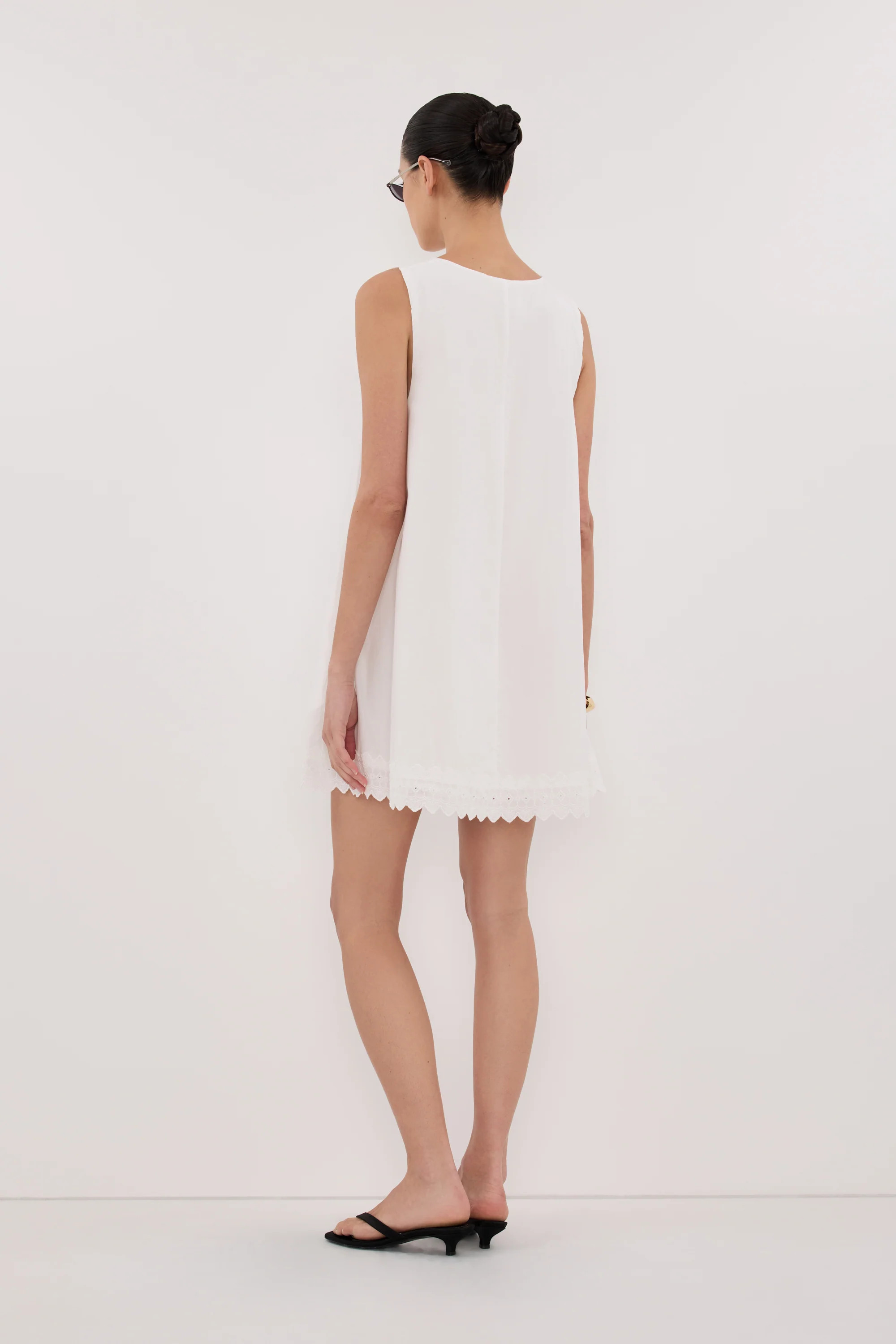 ANNABEL WHITE SLEEVELESS V NECK MINI DRESS | DISSH