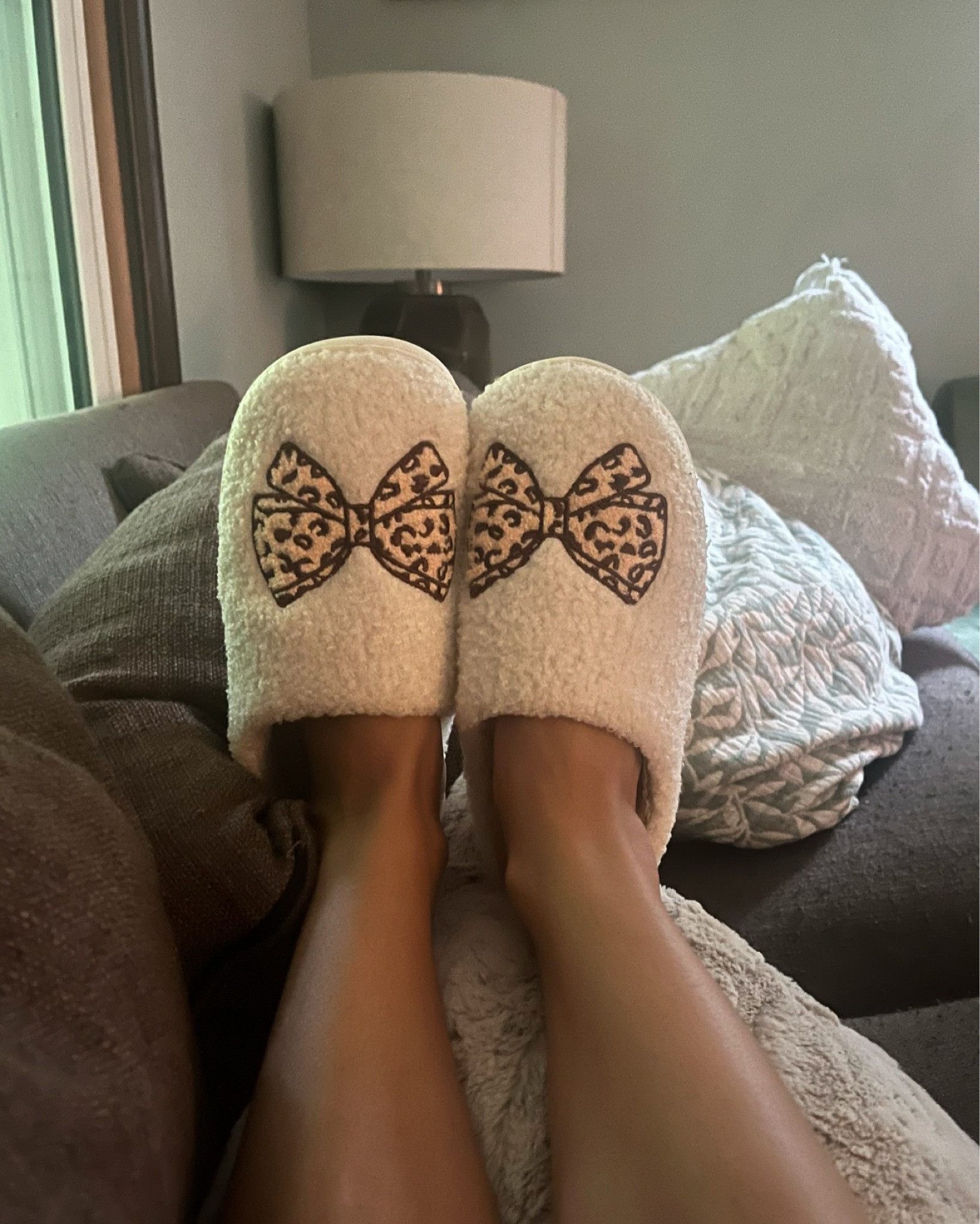 The cutest slippers to warm your feet this fall 🍁🍂

Grab them on my @shop.ltk from @casualchicboutiques 🤍

#casualchic #casualchicboutique #slippers #fallfashion #cozyfashion
