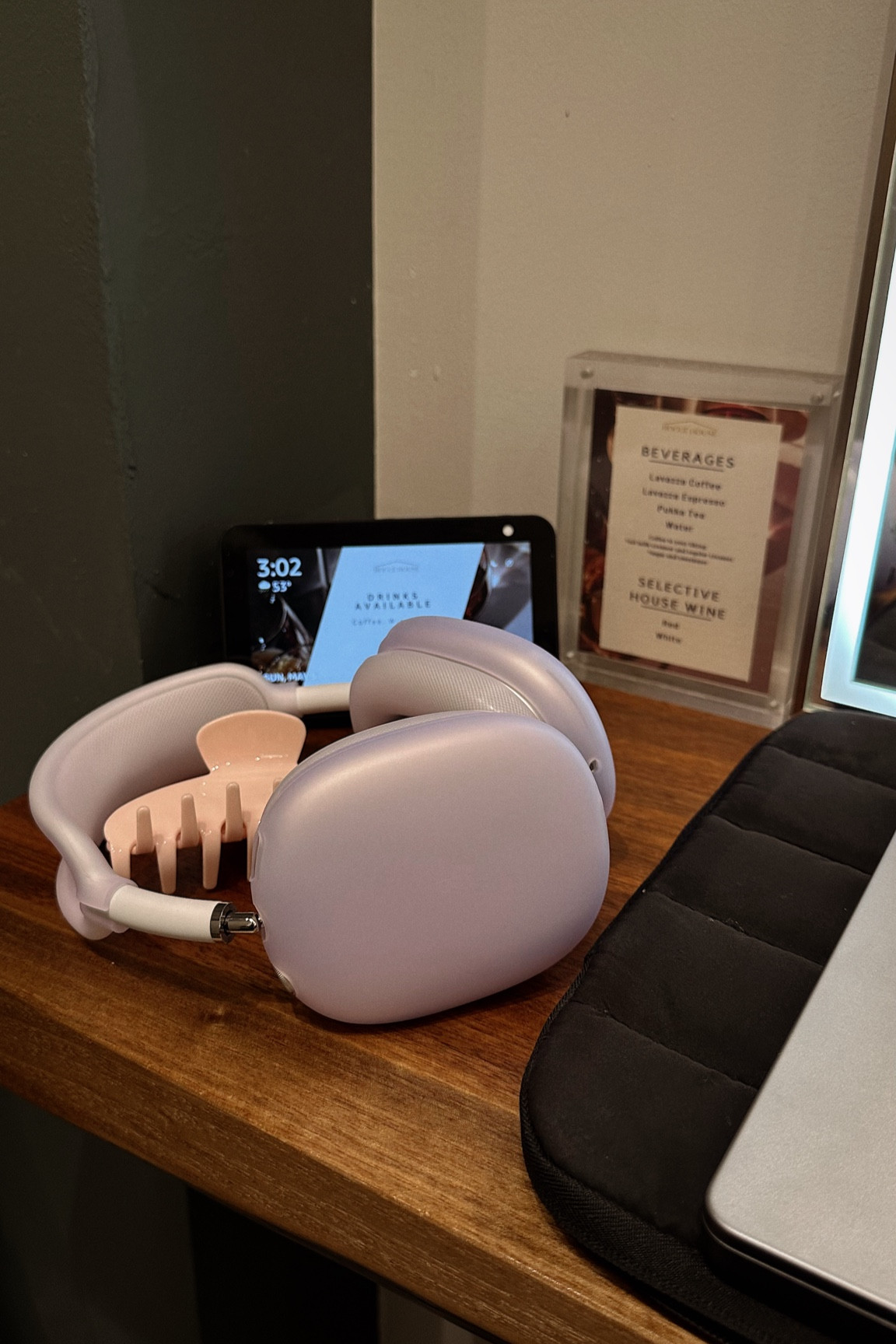 AIRPOD MAX COVERS + PUFFY LAPTOP SLEEVE

love these AirPod Max covers as they’re super soft and sheer silicone, giving a hint of color. I have them in purple, pink, and blue!

This laptop sleeve also comes in a few neutral colors. The puffiness helps protect it while also looking elegant. Many of the harder or bulkier sleeves make it hard/heavy to commute with in a tote bag. 

#LTKFindsUnder50 #LTKItBag #LTKHome