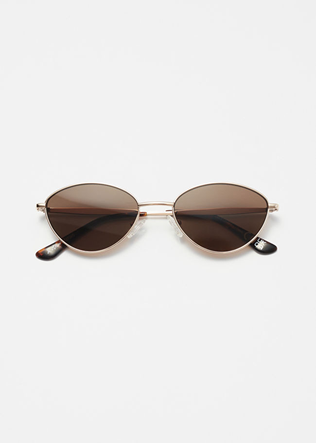 Taking cues from popular '90s styles, these oval-frame sunglasses are re-imagined to suit the sle... | & Other Stories UK
