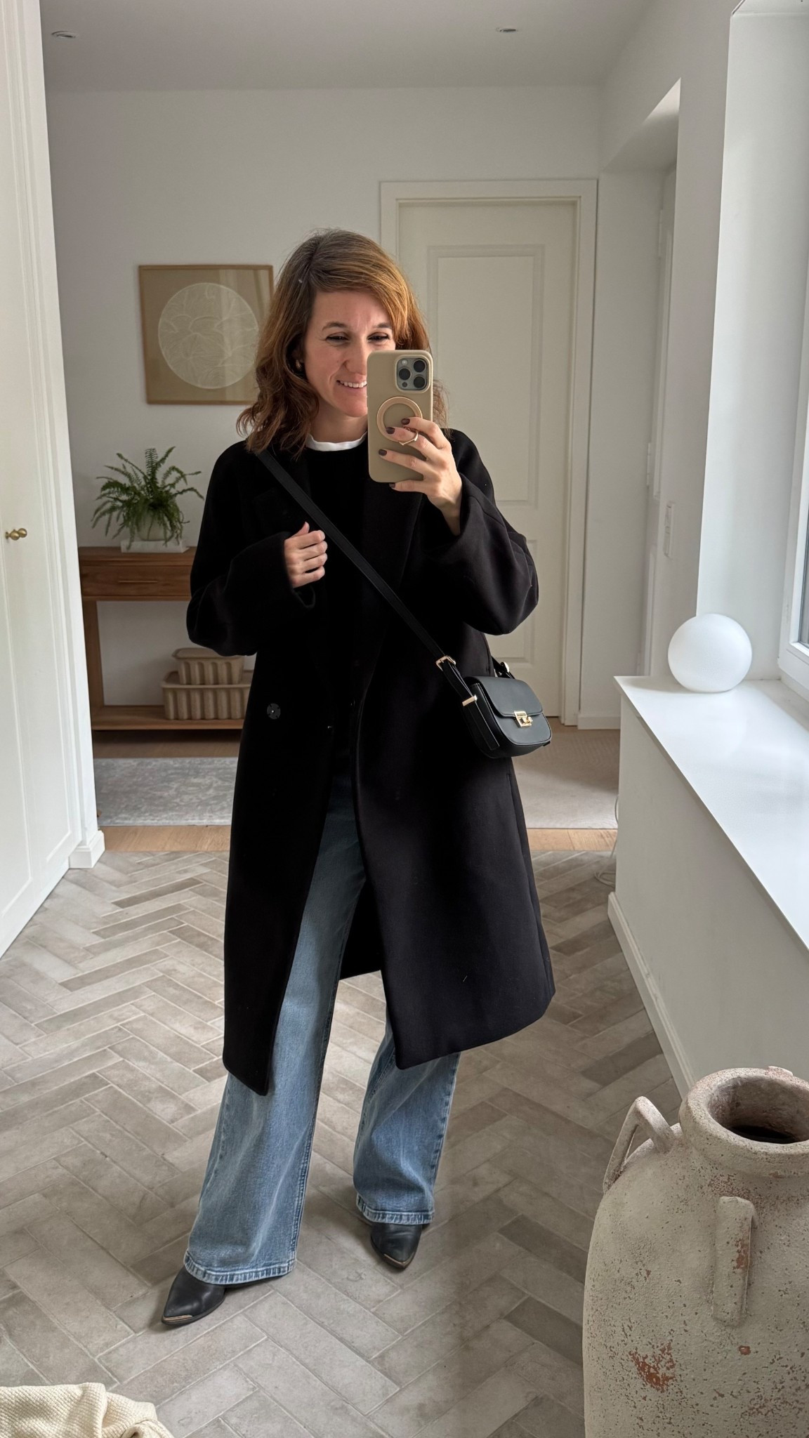 Outfit 5 von 5 um die schöne Wide Leg Jeans zu stylen - einfach komplett in schwarz mit Stiefeletten und Mantel 🖤

#LTKjeans #LTKautumn #LTKdeutschland