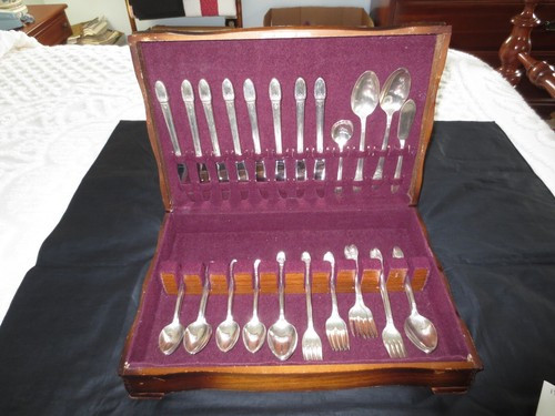 51-Pc. 1847 Rogers Bros. 1937 "FIRST LOVE" SILVERPLATE Flatware w/WOOD CHEST  | eBay | eBay US