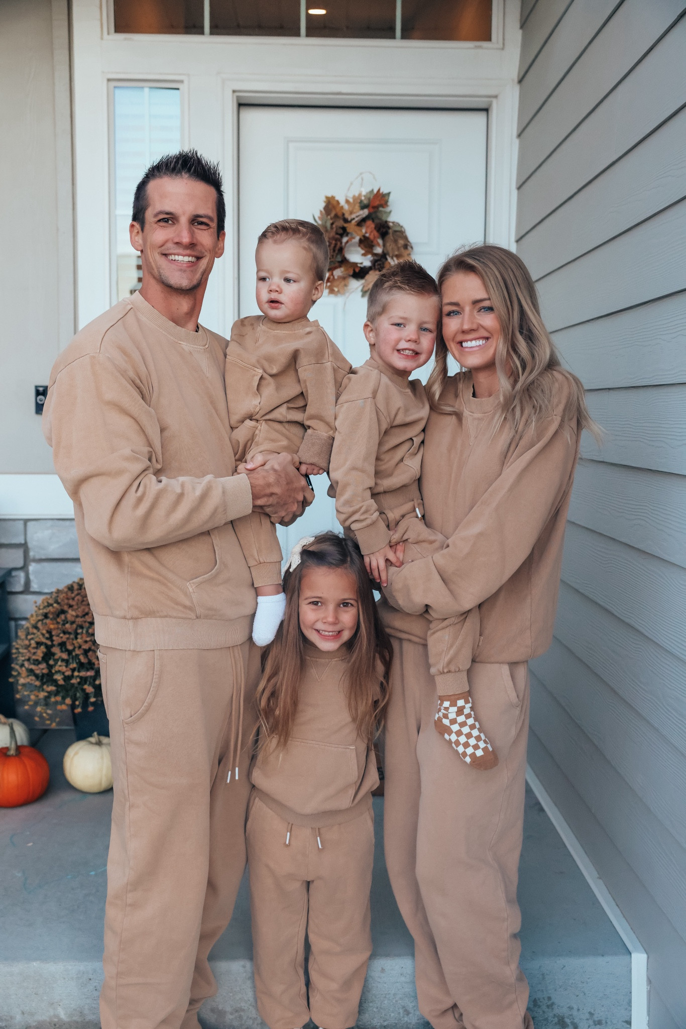 Matching outfits for the whole fam 🤎 Happy Thanksgiving! 