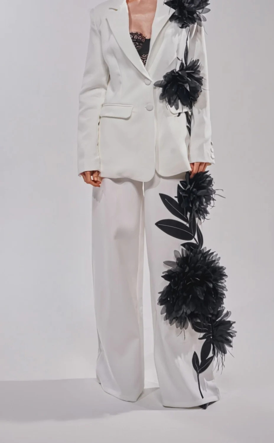 IN FULL BLOOM APPLIQUE TROUSER | AKIRA