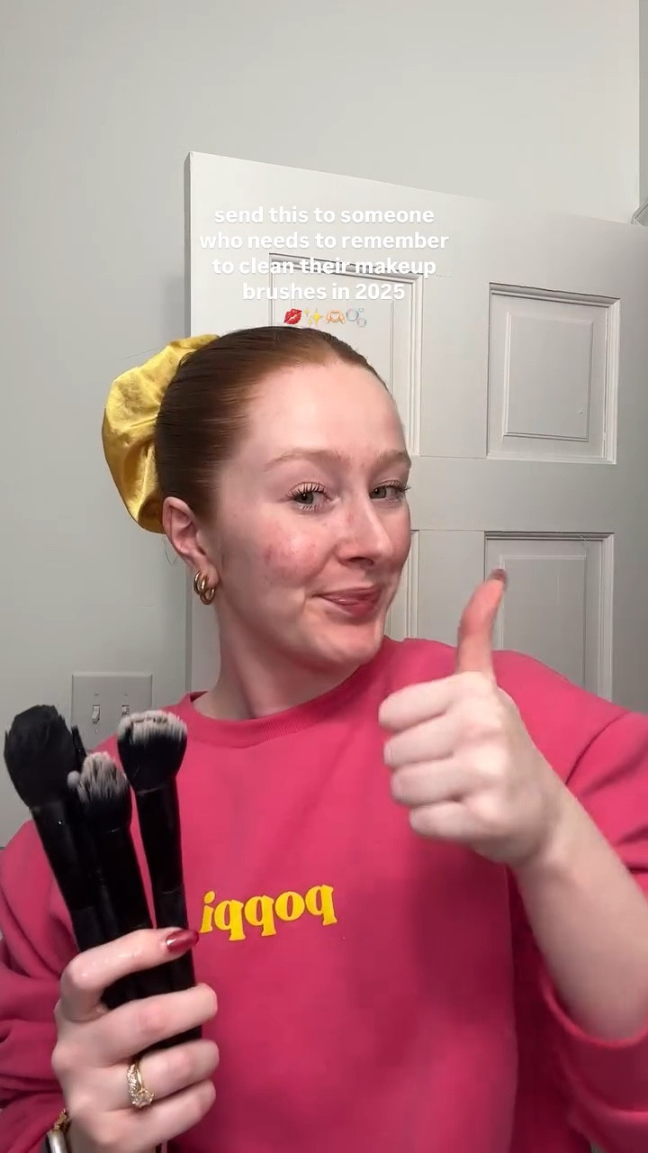 nothing better than clean brushes!! 💋✨🫶🏻🫧 comment ‘BRUSHES’ and i’ll send you a link to this lil contraption that makes cleaning your makeup brushes so easy!! 

makeup brushes, cleaning makeup brushes, makeup, brushes, clean girl, cleaning, reset, amazon finds, amazon makeup, 2025 goals, new habits, trend, trending, aesthetic #makeupbrushes #cleaningmakeupbrushes #makeup #brushes #cleangirl #cleaning #reset #amazonfinds #amazonmakeup #2025goals #newhabits #trend #trending #aesthetic #discover