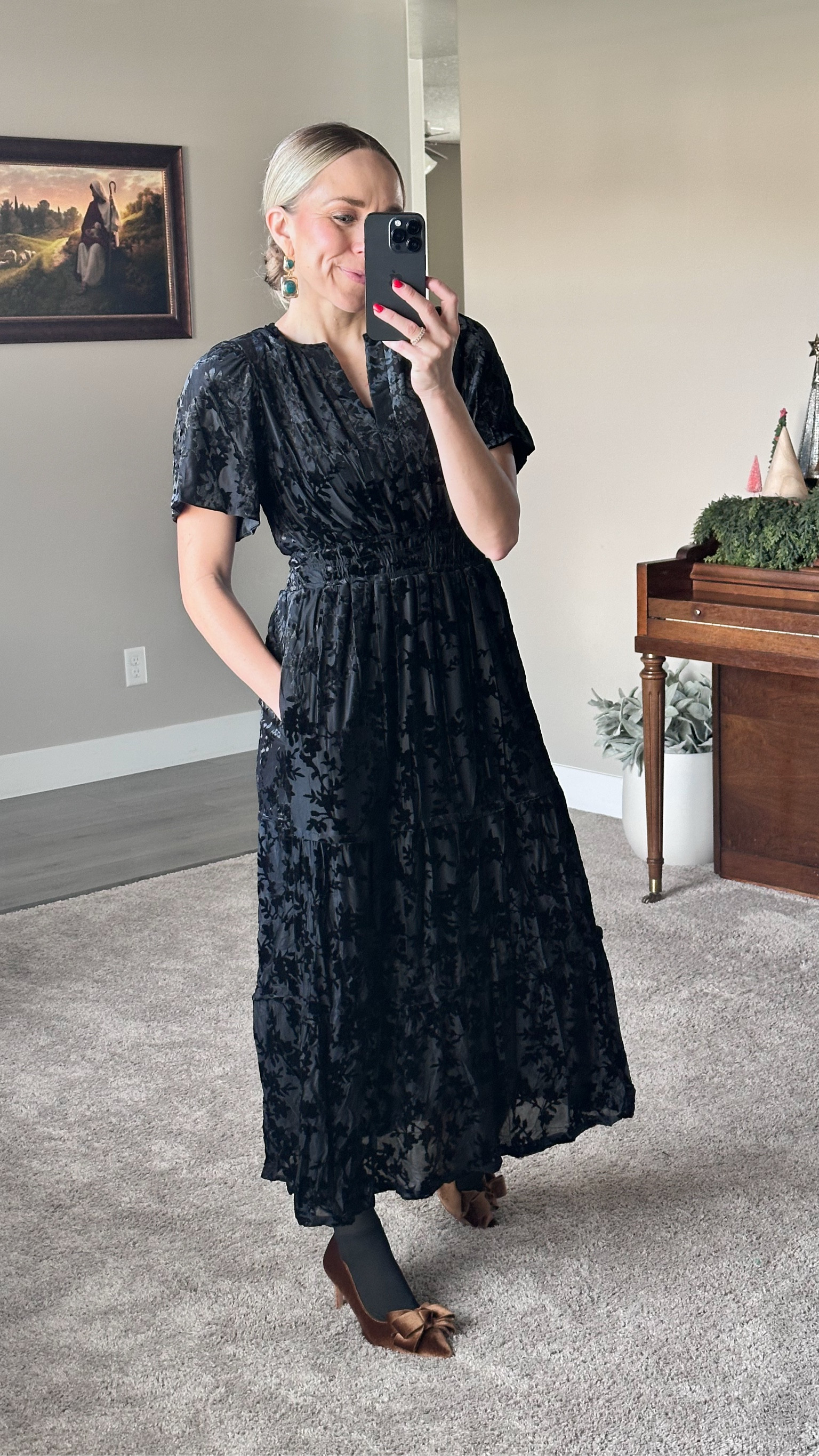 The velvet pattern on this midi dress is stunning! Under $100 and can be worn all year long. Wearing a size small. True to size.


Use code: TIERNEYSHORTER15 for 15% off

#LTKSeasonal #LTKGiftGuide #LTKHoliday
