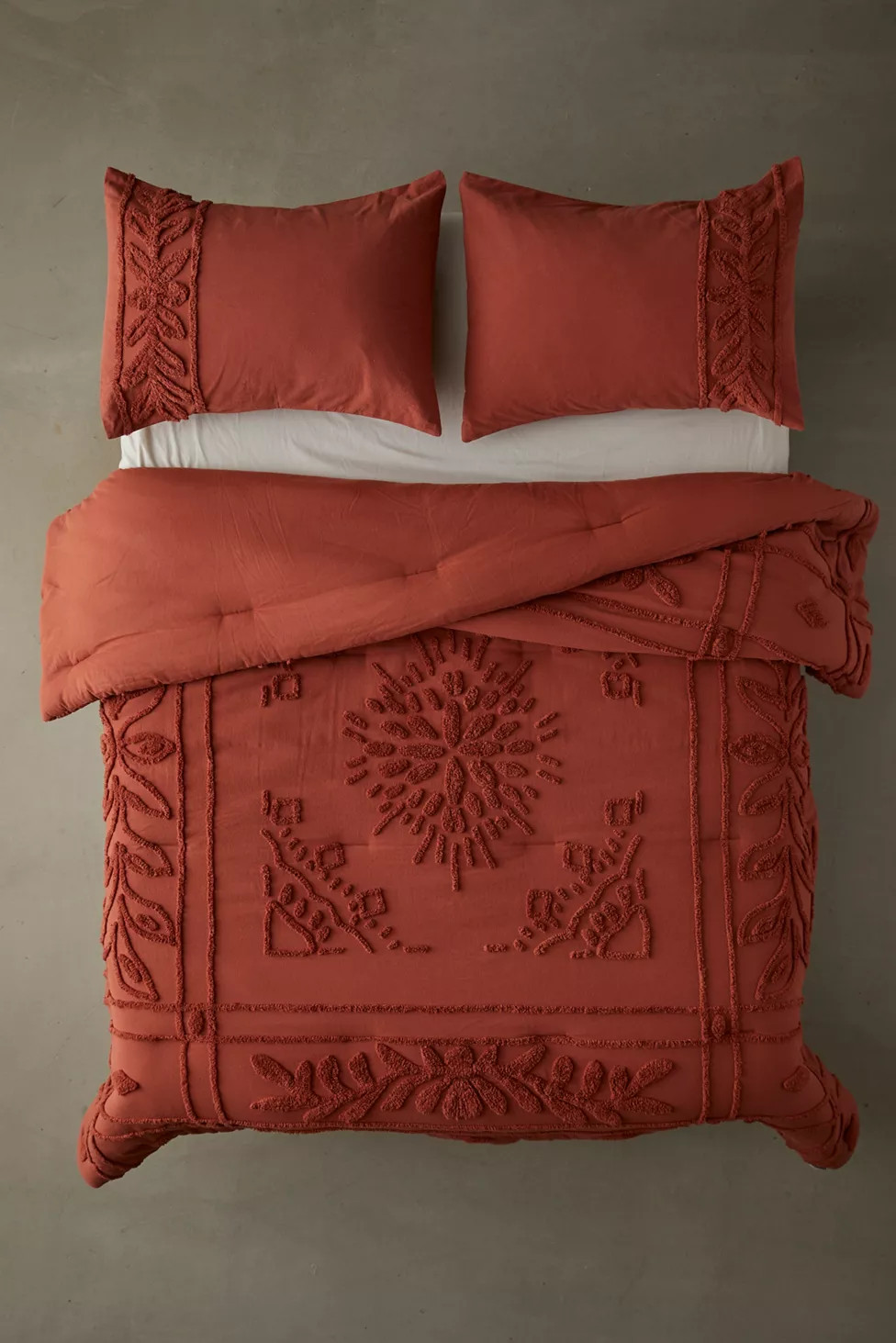 Jackie Tufted Comforter | Urban Outfitters (US and RoW)