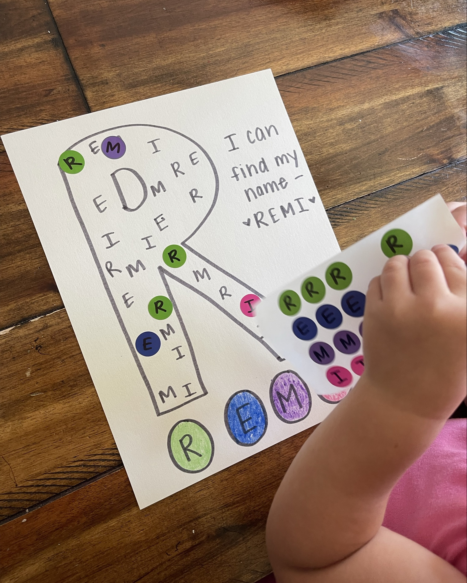 Preschool learning activity pages that my (almost) 3 and 4 year old have been loving! There are so many variations of these pages you can do! #homeschool #toddlerlearningjournal