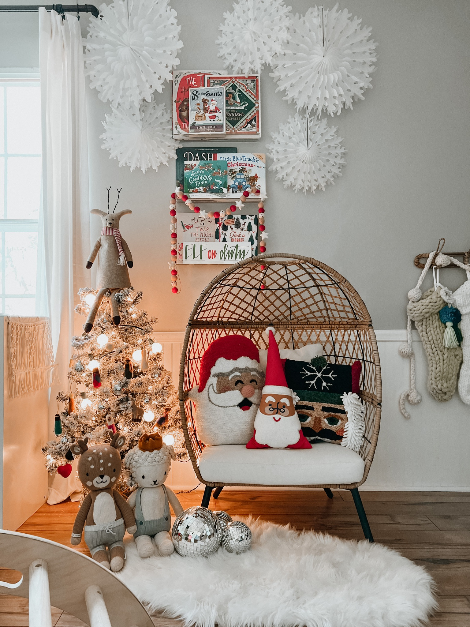 Christmas Book Nook ❄️

#LTKhome #LTKSeasonal #LTKHoliday