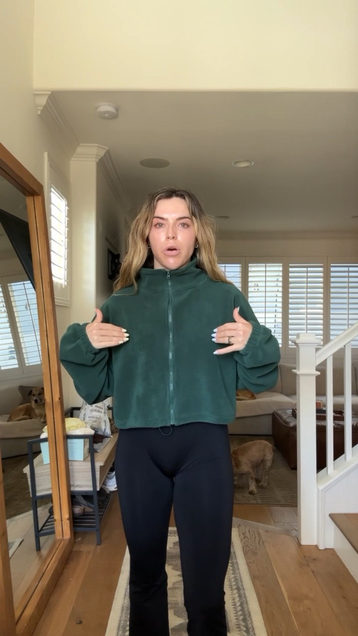 This is my all time favorite fleece! Fits at such a flattering length and has a drawstring. Plus comes in so many colors 🖤 Use code KKFIT to save on my leggings

#LTKSeasonal #LTKootd