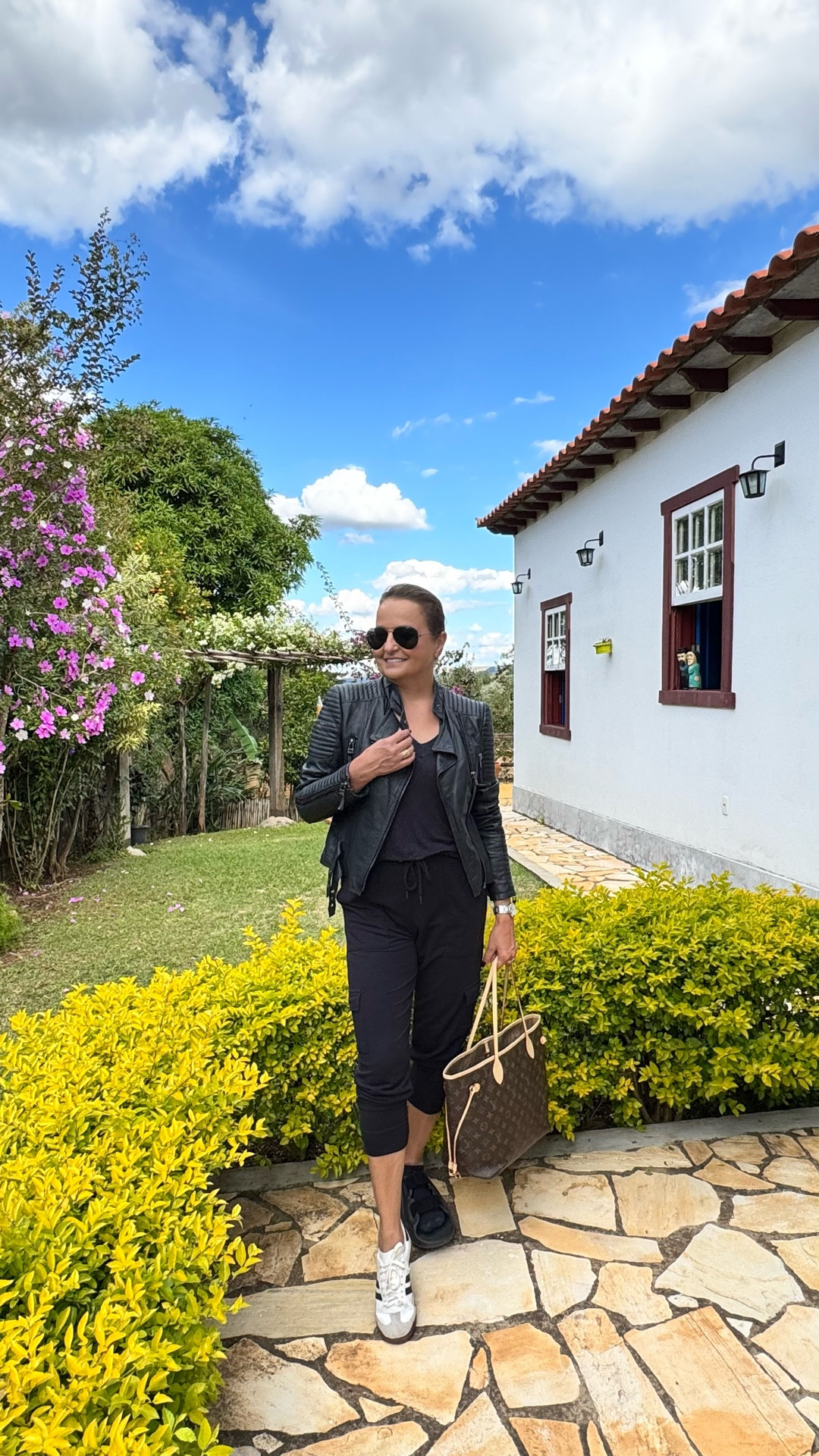 Look do meu primeiro dia em Tiradentes. 

Usei calça de moletom, t-shirt, jaqueta de couro e tênis. Gostou? Quer link?

#letslinharesstyle #meuestilo #letslinhareslook #looktiradentes

#LTKbrasil #LTKestilo50+ #LTKdicadeestilo