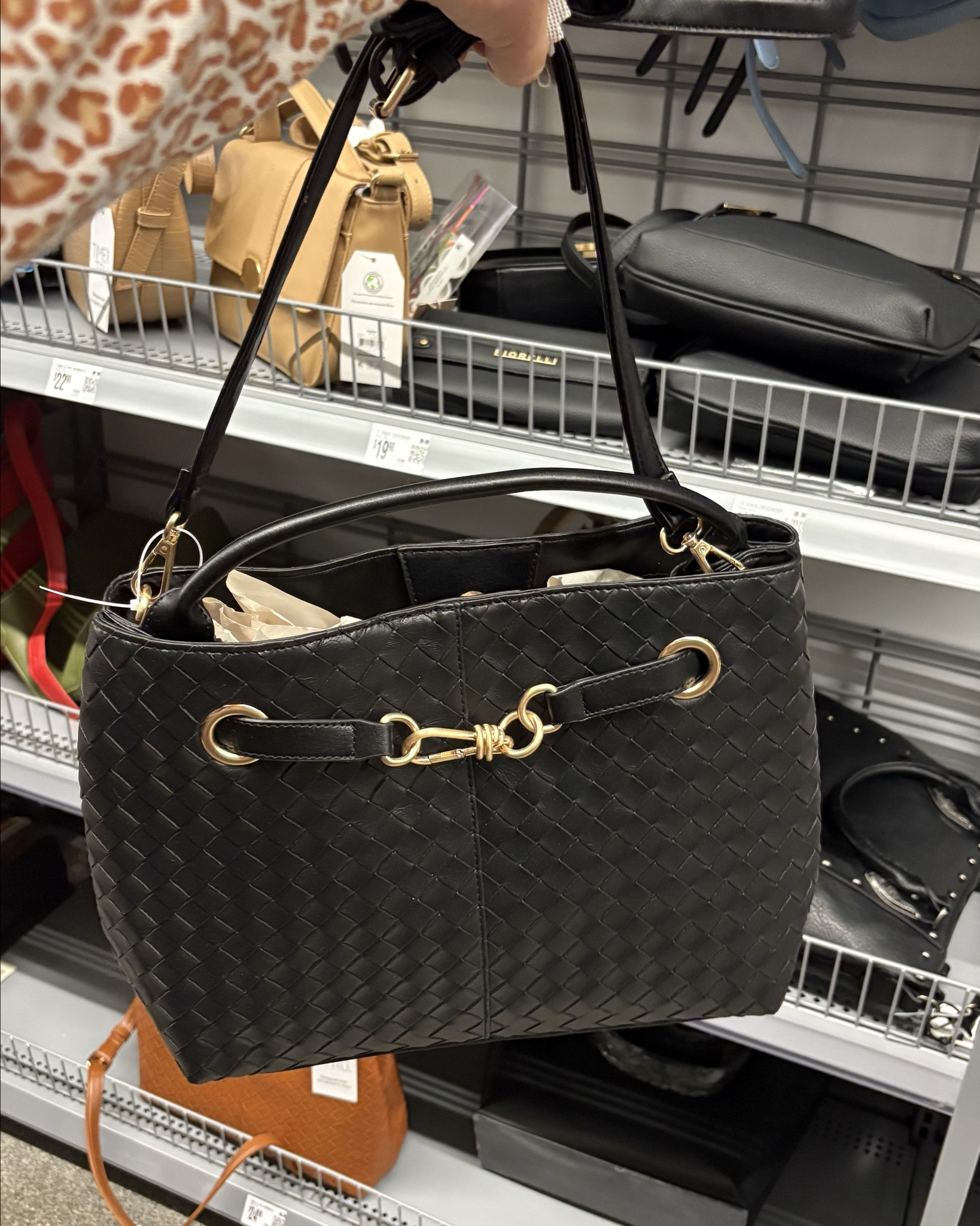 Bottega Veneta look for less! This bag is a good size and comes in three colors. Walmart has outdone themselves with this one.😍