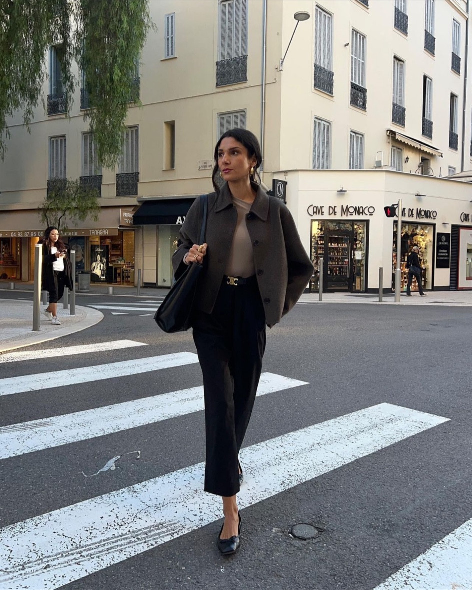 Manteau court marron, manteau laine court marron foncé, pantalon noir droit, pantalon noir, top beige, tee shirt à manches longues marron, ballerines, ballerines noires 

#LTKstyletip