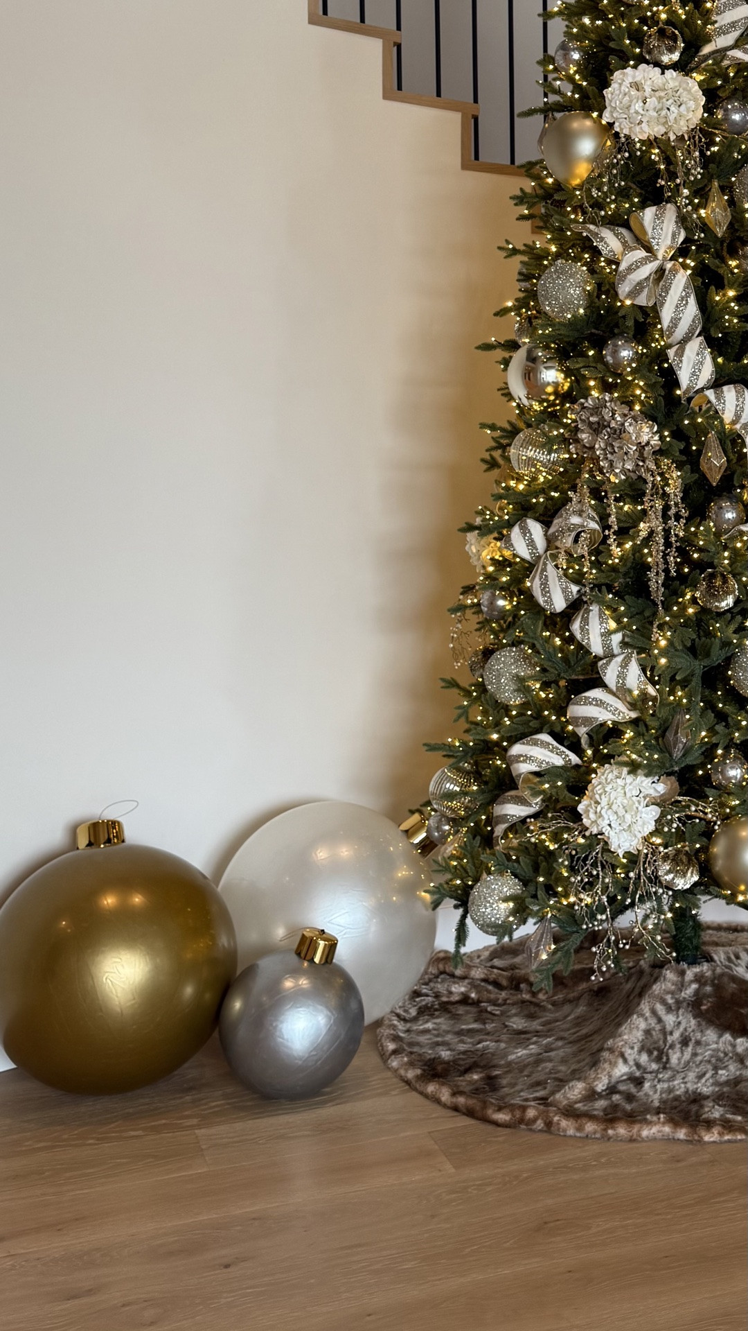 Oversized inflatable ornaments🤩✨🤍

#LTKSeasonal #LTKHome #LTKU