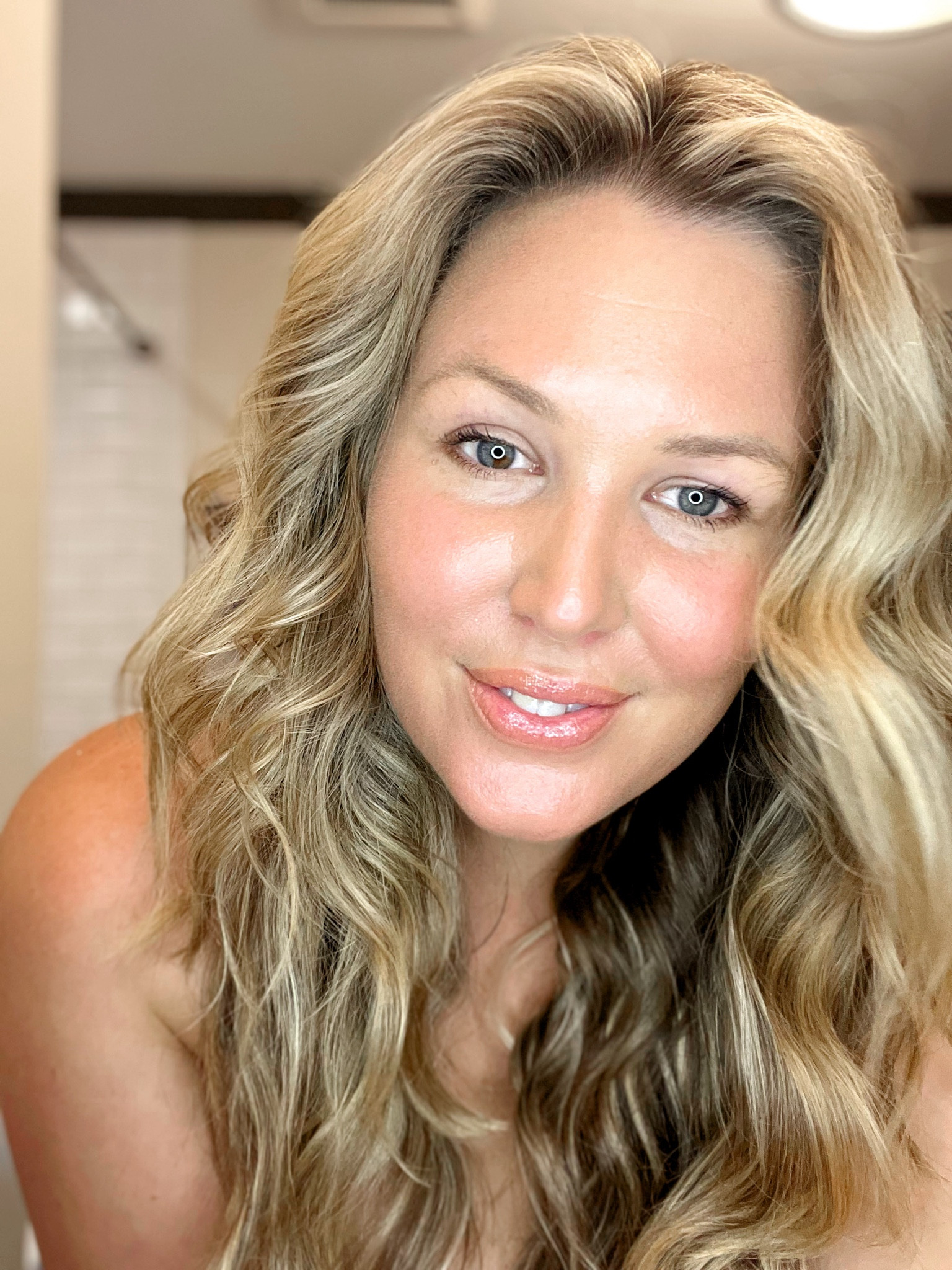 5 minute summer glow up makeup look with Walmart! 
1. CERAVE am spf moisturizer 
2. Rescue Balm for redness
3. SPF whoa glow
4. Soft glam foundation
5. Elf bronzing drops!!! Favorite. color: SUNBEAM
6. Contouring wand, blush and highlighting wand
7. Glow Wand
8 spf finishing spray 
9. Lipliner color: PEEKABOO NEUTRAL
10. Duck plump color: APRI-CAUGHT

@walmart #walmartpartner