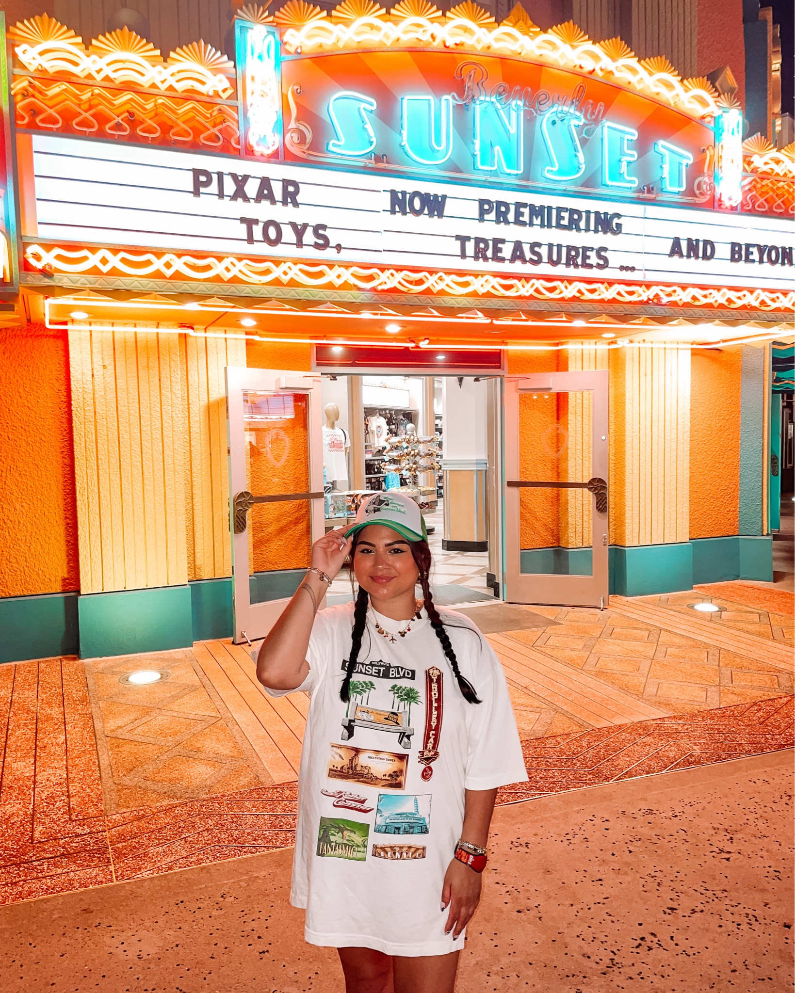 Hollywood Studios ootd 🎬
Hat is from shop magic aura on insta & shirt is from fantasy feelings on insta 🤞🏼