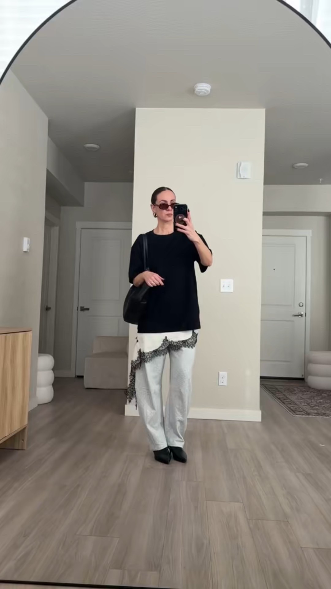 Linking
Sweatpants
Arotzia tee
Lace trim camisole
Exact tote bag from H&M