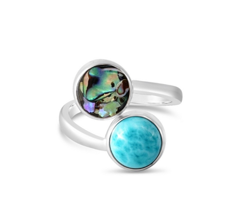 𝚃𝚑𝚎 𝚁𝚘𝚞𝚗𝚍 𝙱𝚢𝚙𝚊𝚜𝚜 𝚁𝚒𝚗𝚐 𝚋𝚛𝚒𝚗𝚐𝚜 𝚝𝚘𝚐𝚎𝚝𝚑𝚎𝚛 𝚝𝚠𝚘 𝚗𝚊𝚝𝚞𝚛𝚊𝚕 𝚎𝚕𝚎𝚖𝚎𝚗𝚝𝚜 𝚝𝚑𝚊𝚝 𝚎𝚌𝚑𝚘 𝚝𝚑𝚎 𝚜𝚑𝚒𝚏𝚝𝚒𝚗𝚐 𝚌𝚘𝚕𝚘𝚛𝚜 𝚊𝚗𝚍 𝚍𝚎𝚙𝚝𝚑 𝚘𝚏 𝚝𝚑𝚎 𝚜𝚎𝚊. 𝙸𝚝𝚜 𝚏𝚕𝚞𝚒𝚍 𝚜𝚝𝚎𝚛𝚕𝚒𝚗𝚐 𝚜𝚒𝚕𝚟𝚎𝚛 𝚜𝚒𝚕𝚑𝚘𝚞𝚎𝚝𝚝𝚎 𝚠𝚛𝚊𝚙𝚜 𝚐𝚛𝚊𝚌𝚎𝚏𝚞𝚕𝚕𝚢 𝚊𝚛𝚘𝚞𝚗𝚍 𝚝𝚑𝚎 𝚏𝚒𝚗𝚐𝚎𝚛, 𝚏𝚘𝚛𝚖𝚒𝚗𝚐 𝚊𝚗 𝚘𝚛𝚐𝚊𝚗𝚒𝚌 𝚌𝚞𝚛𝚟𝚎 𝚝𝚑𝚊𝚝 𝚏𝚎𝚎𝚕𝚜 𝚋𝚘𝚝𝚑 𝚖𝚘𝚍𝚎𝚛𝚗 𝚊𝚗𝚍 𝚝𝚒𝚖𝚎𝚕𝚎𝚜𝚜.  

𝙾𝚗 𝚘𝚗𝚎 𝚎𝚗𝚍, 𝚝𝚛𝚊𝚗𝚚𝚞𝚒𝚕 𝚕𝚊𝚛𝚒𝚖𝚊𝚛 𝚛𝚒𝚜𝚎𝚜 𝚕𝚒𝚔𝚎 𝚝𝚑𝚎 𝚜𝚞𝚗𝚕𝚒𝚝 𝚘𝚌𝚎𝚊𝚗 𝚏𝚕𝚘𝚘𝚛, 𝚗𝚊𝚝𝚞𝚛𝚊𝚕𝚕𝚢 𝚖𝚊𝚛𝚋𝚕𝚎𝚍 𝚠𝚒𝚝𝚑 𝚜𝚘𝚏𝚝 𝚠𝚊𝚟𝚎𝚜 𝚘𝚏 𝚋𝚕𝚞𝚎 𝚊𝚗𝚍 𝚜𝚎𝚊𝚏𝚘𝚊𝚖. 𝙾𝚗 𝚝𝚑𝚎 𝚘𝚝𝚑𝚎𝚛, 𝚒𝚛𝚒𝚍𝚎𝚜𝚌𝚎𝚗𝚝 𝚊𝚋𝚊𝚕𝚘𝚗𝚎 𝚛𝚎𝚏𝚕𝚎𝚌𝚝𝚜 𝚝𝚑𝚎 𝚍𝚎𝚎𝚙𝚎𝚛 𝚘𝚌𝚎𝚊𝚗 𝚋𝚎𝚕𝚘𝚠, 𝚜𝚑𝚒𝚖𝚖𝚎𝚛𝚒𝚗𝚐 𝚠𝚒𝚝𝚑 𝚜𝚑𝚒𝚏𝚝𝚒𝚗𝚐 𝚐𝚛𝚎𝚎𝚗𝚜, 𝚝𝚎𝚊𝚕𝚜, 𝚊𝚗𝚍 𝚑𝚒𝚗𝚝𝚜 𝚘𝚏 𝚟𝚒𝚘𝚕𝚎𝚝 𝚕𝚒𝚐𝚑𝚝. 𝚃𝚘𝚐𝚎𝚝𝚑𝚎𝚛, 𝚝𝚑𝚎 𝚝𝚠𝚘 𝚌𝚛𝚎𝚊𝚝𝚎 𝚊 𝚜𝚝𝚛𝚒𝚔𝚒𝚗𝚐 𝚑𝚊𝚛𝚖𝚘𝚗𝚢 𝚘𝚏 𝚍𝚎𝚙𝚝𝚑 𝚊𝚗𝚍 𝚕𝚞𝚖𝚒𝚗𝚘𝚜𝚒𝚝𝚢, 𝚖𝚒𝚛𝚛𝚘𝚛𝚒𝚗𝚐 𝚝𝚑𝚎 𝚎𝚟𝚎𝚛-𝚌𝚑𝚊𝚗𝚐𝚒𝚗𝚐 𝚙𝚊𝚕𝚎𝚝𝚝𝚎 𝚘𝚏 𝚘𝚙𝚎𝚗 𝚠𝚊𝚝𝚎𝚛.

#LTKGiftGuide #LTKU #LTKHoliday