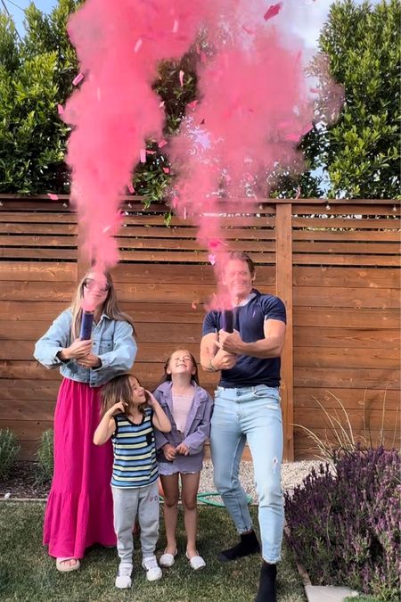 Gender reveal cannon with smoke AND confetti! Comes with 2 blues and 2 pinks!

#LTKbaby