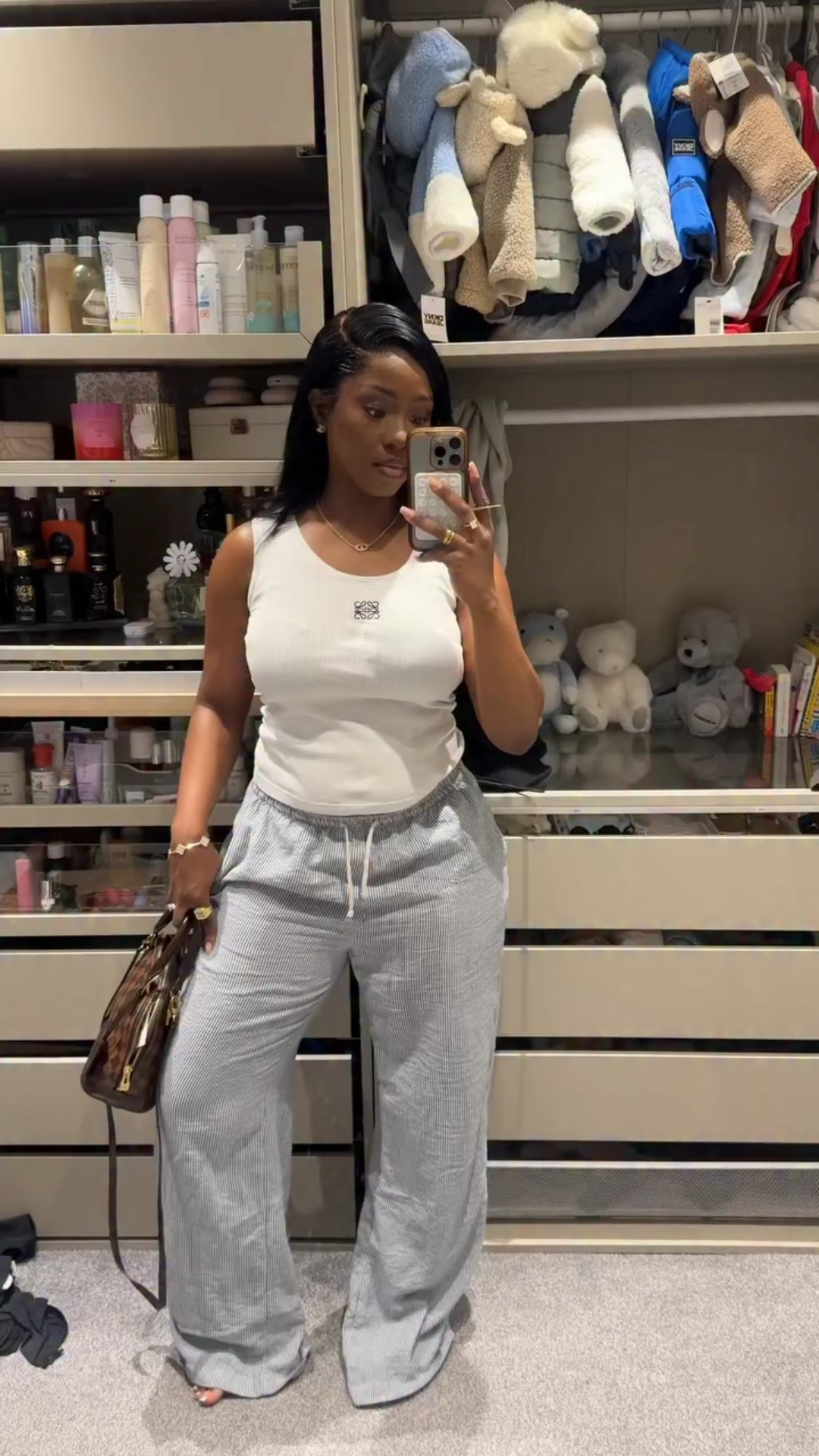 Oh a very much needed self care and me time with @nailsbyakai ❤️

Comment ‘shop’ for everything shown in the video