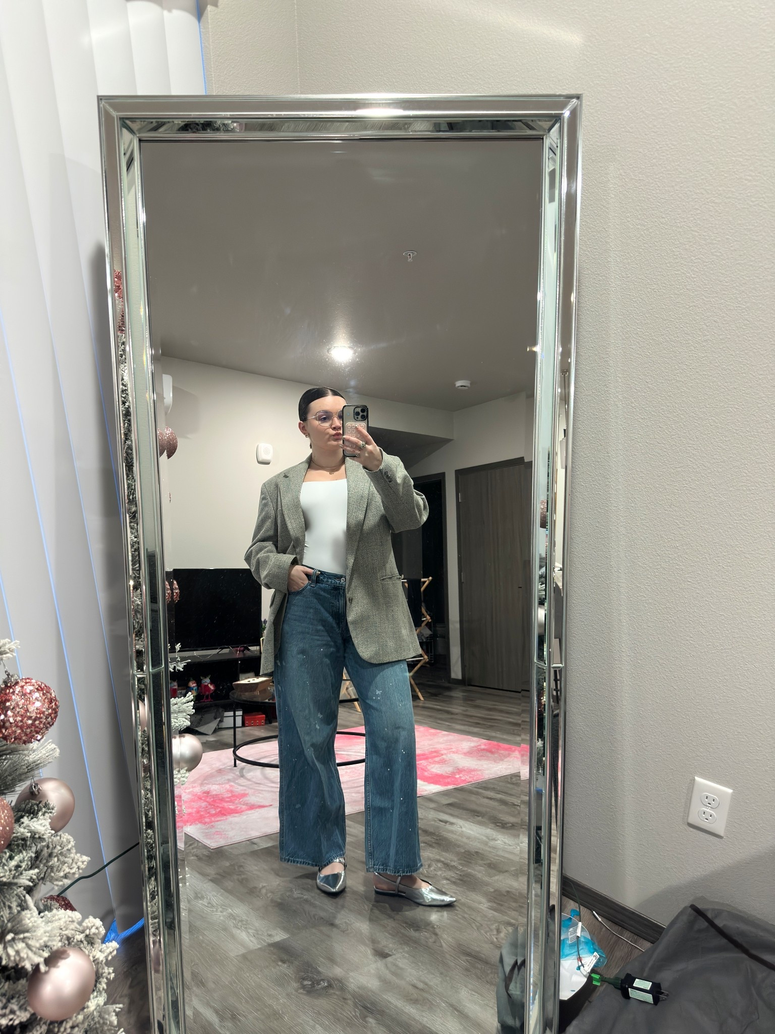 What I wore to a networking event this week! Love the thrifted men’s coat and low rise carpenter jeans are a VIBE for winter 🙂‍↕️

I’m wearing a M bodysuit, size 31 jeans and size 9 flats

#LTKMidsize #LTKWorkwear #LTKootd
