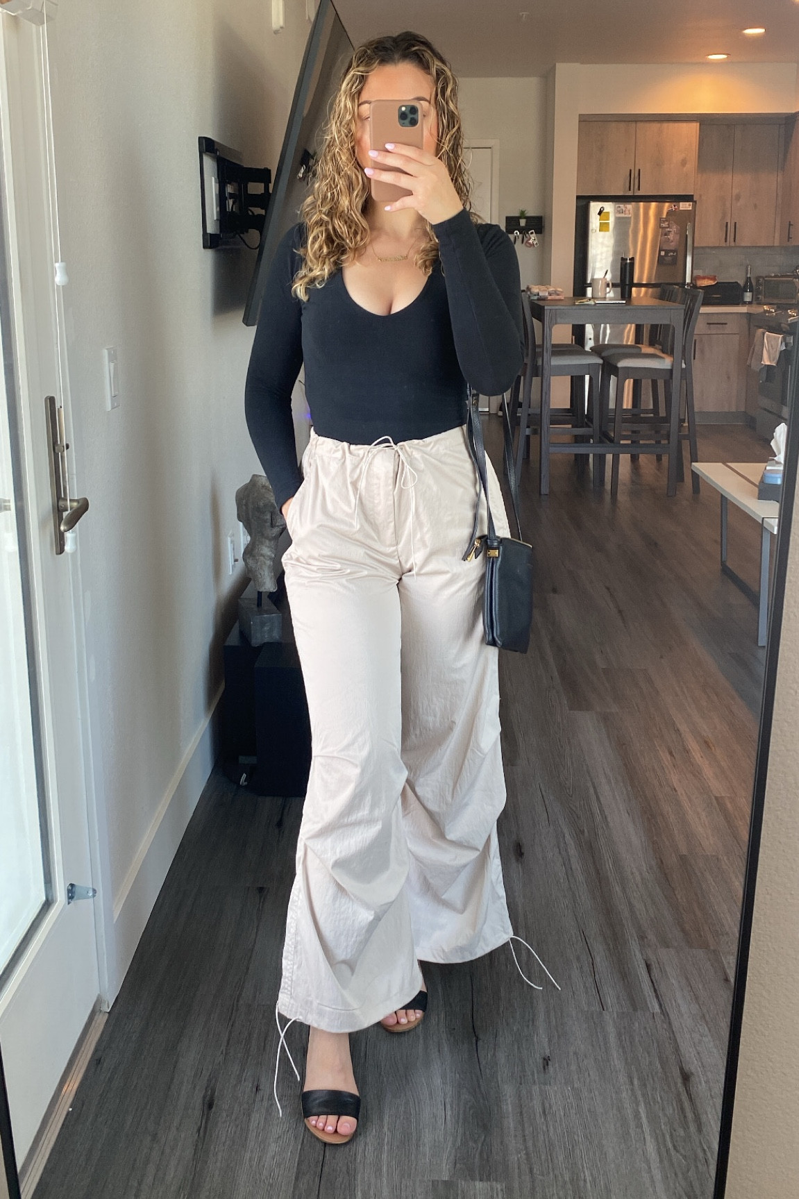 Saturday shopping outfit 🫶🏼 comfy, light and airy, and super easy to take on and off in the fitting room! All of my must-haves for a shopping outfit 🛍️
