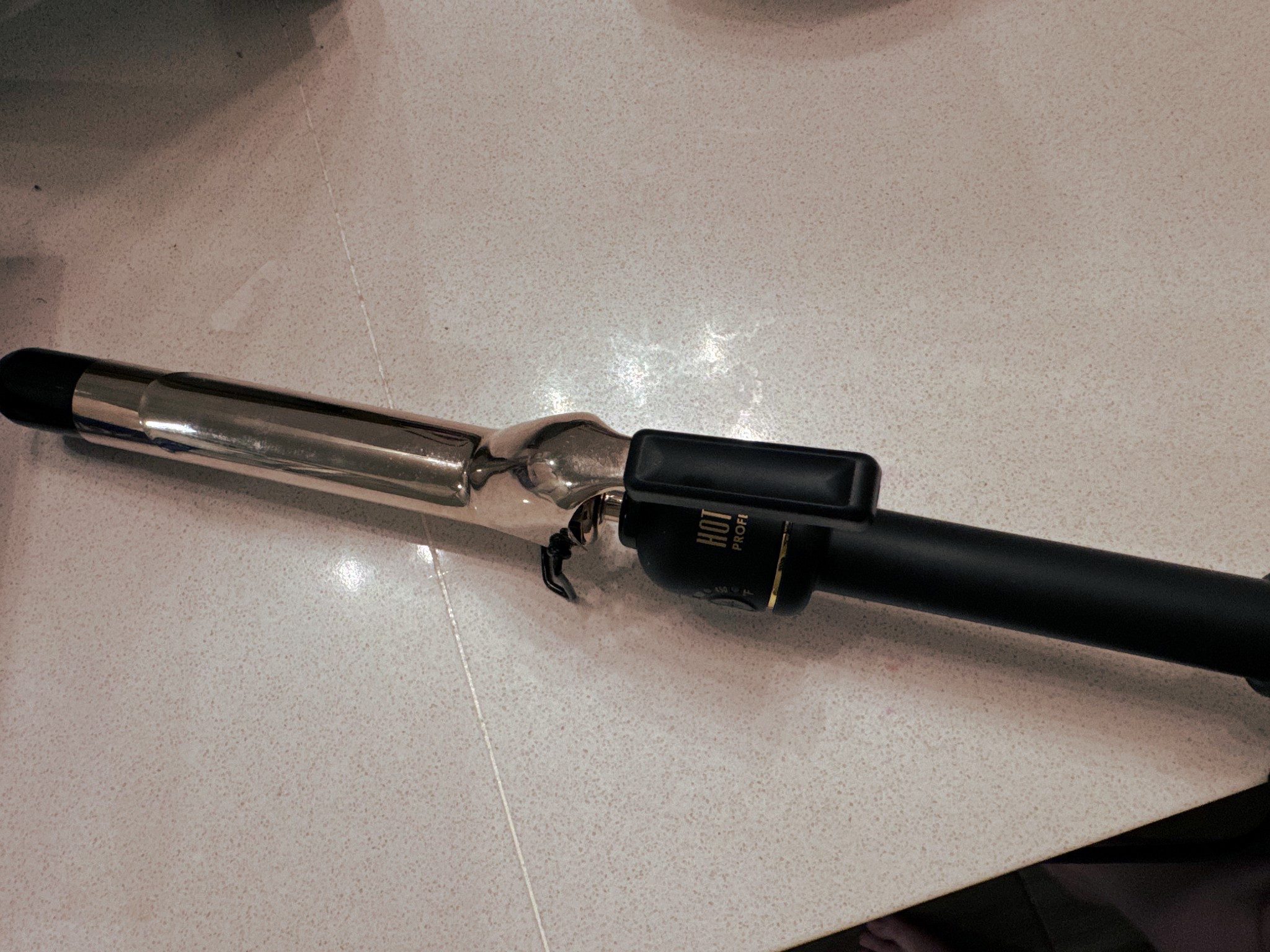 This is a good curling iron. A bit on the heavy side compared to other irons. My hairdressers uses hot tool products and she recommended this to me. I love how it curls my hair and heats up fast! 😍