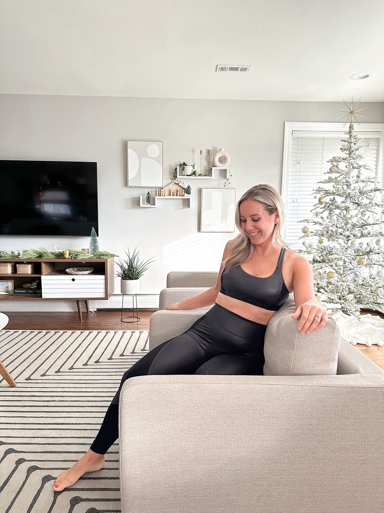 Khloe Kardashion Fabletics Workout Outfit 
Leggings | gym | yoga | sale | gift for her 

#LTKfitness #LTKGiftGuide #LTKsalealert