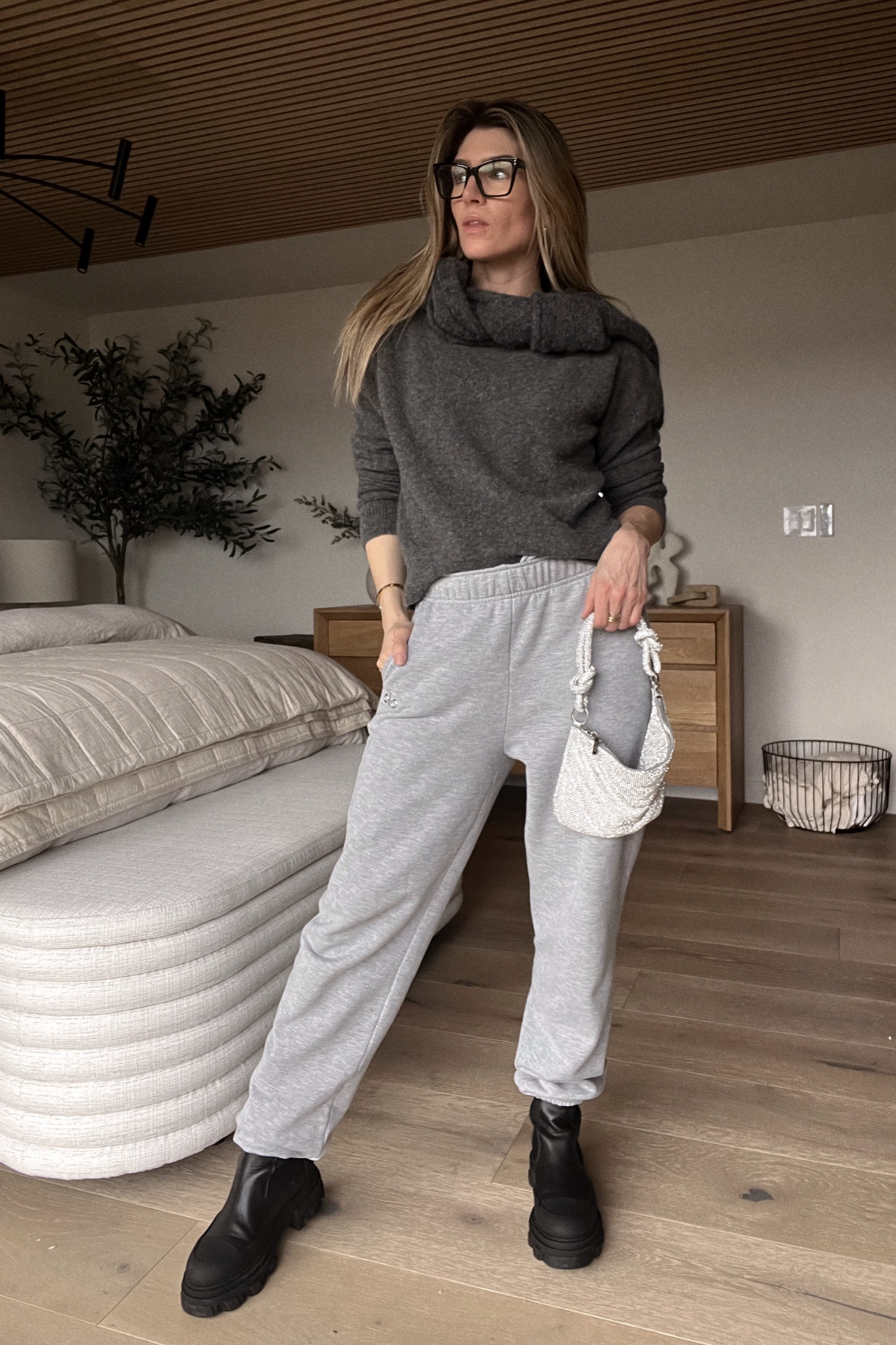 30 DAYS OF STYLING WHAT I OWN // day 27 of 30 : sweater scarf & sweats 

#LTKstyletip #LTKitbag