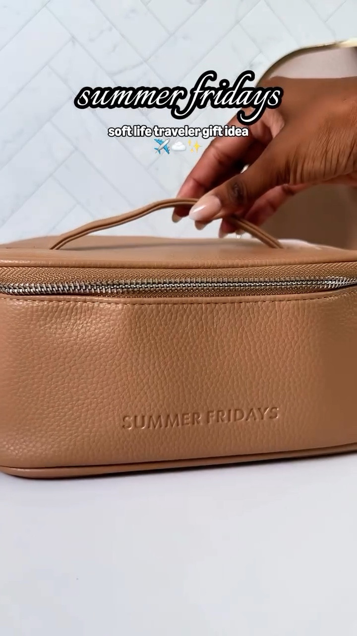 Vanilla Girl Aesthetic Gift Idea 🍨 We all have that one friend who’s never home but somehow always looks put together ☁️✈️ Show them some love with these decadent Summer Fridays finds ☕️🍫perfect for travel season 

#SummerFridays #SephoraPartner #sephora #glitterlip #lipbalm #airportmakeup #travelmakeupkit #skincarerecs