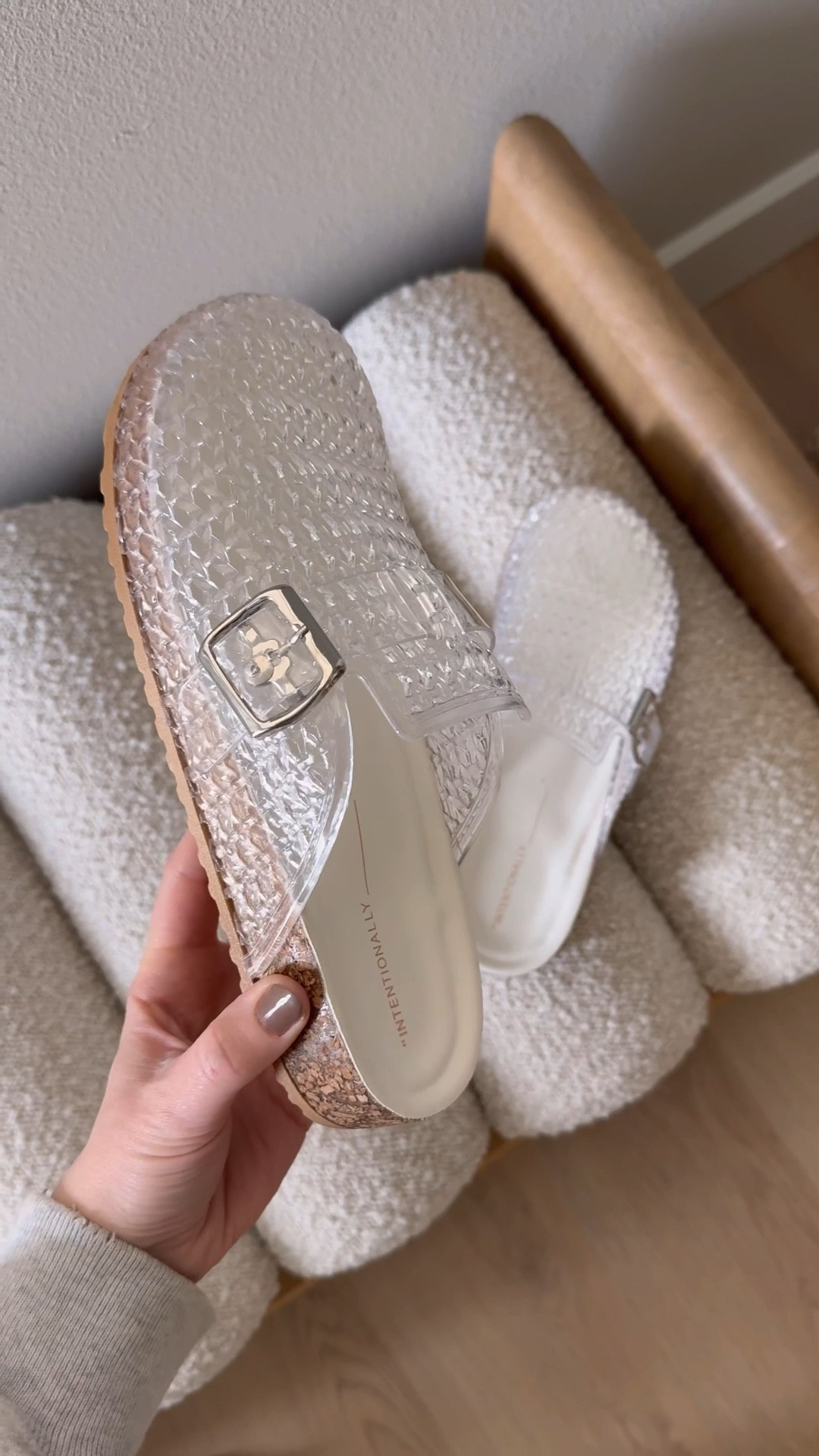 The cutest jelly clogs! Under $60! Spend $100 at anthro this weekend and get 20% off with code ANTHRO20

Anthropologie, spring shoes, jelly shoes, spring style, clogs 