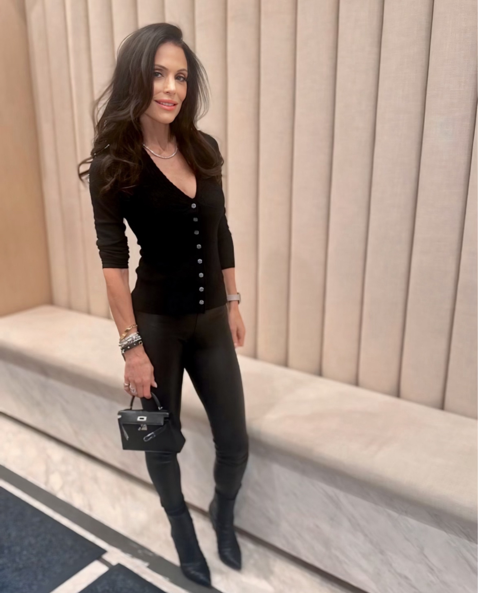 Can’t go wrong with an all black look!🖤