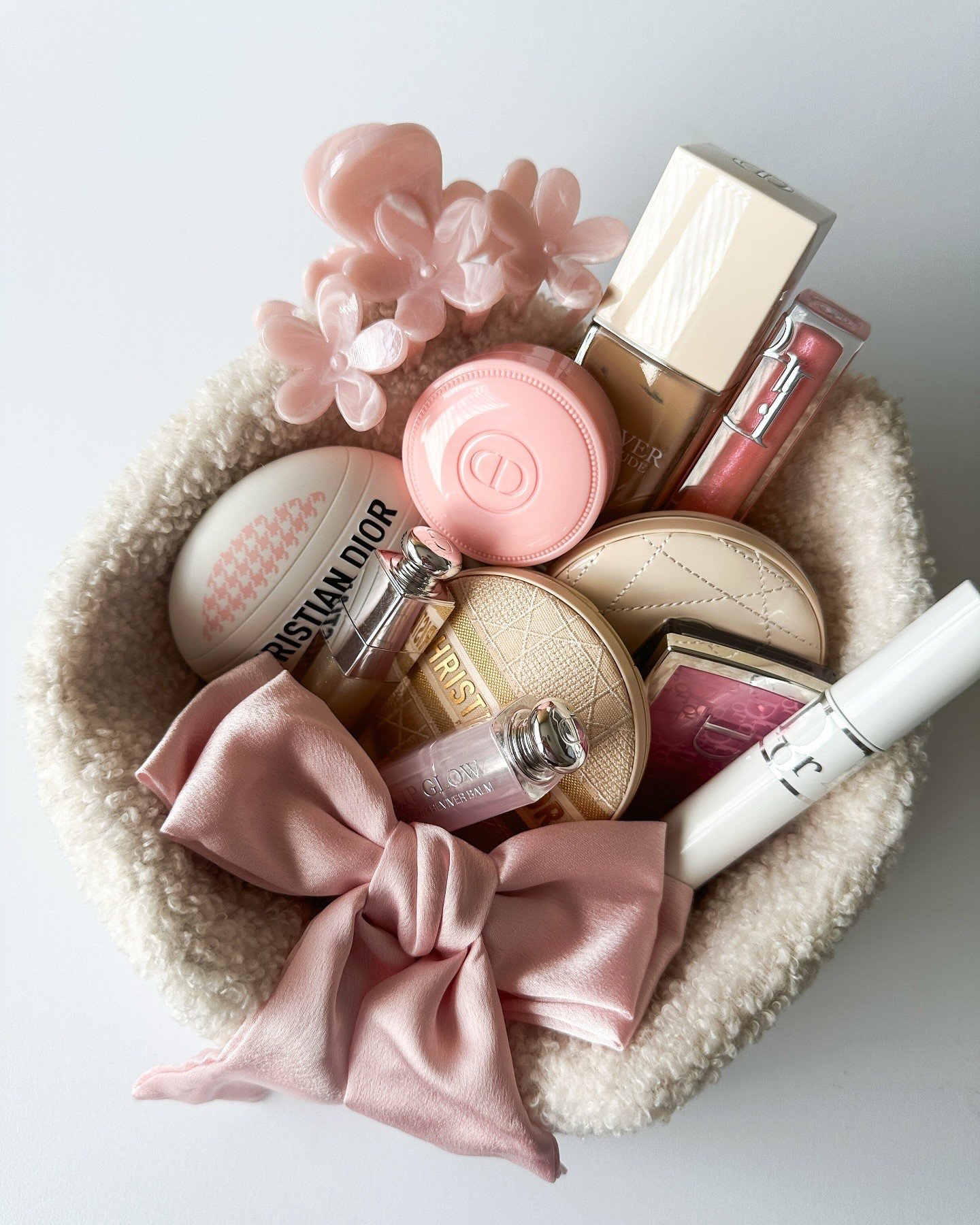 POV you are a Dior Girlie 🎀

Spring is back and I’m feeling inspired to make pretty content again. Can you spot any newbies in my collection? 

[PR samples included]

.
.
.
.
.
.

#diormakeup #sephorauk #makeupmess #postitfortheaesthetics #glowrecipe #makeupmusthaves #girlythings #beautyfavorites #beautyobsessed #prettythings #vanitygoals #beautyproducts #igtopshelfie #pinkgirl #softgirlaesthetic #thatgirl

Makeup, Skincare, Dior Beauty, Pink Aesthetic @diorbeauty @diorbeautylovers