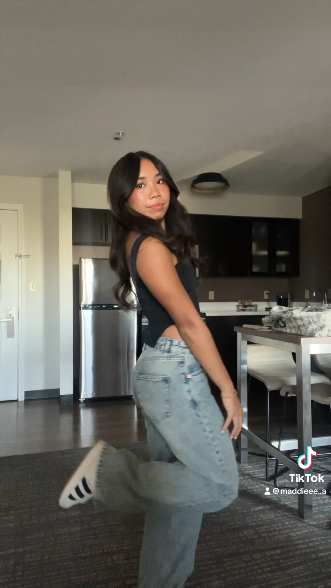 🌟
top: princess polly us 2
jeans : motel w26 l32
shoes: adidas

#LTKVideo