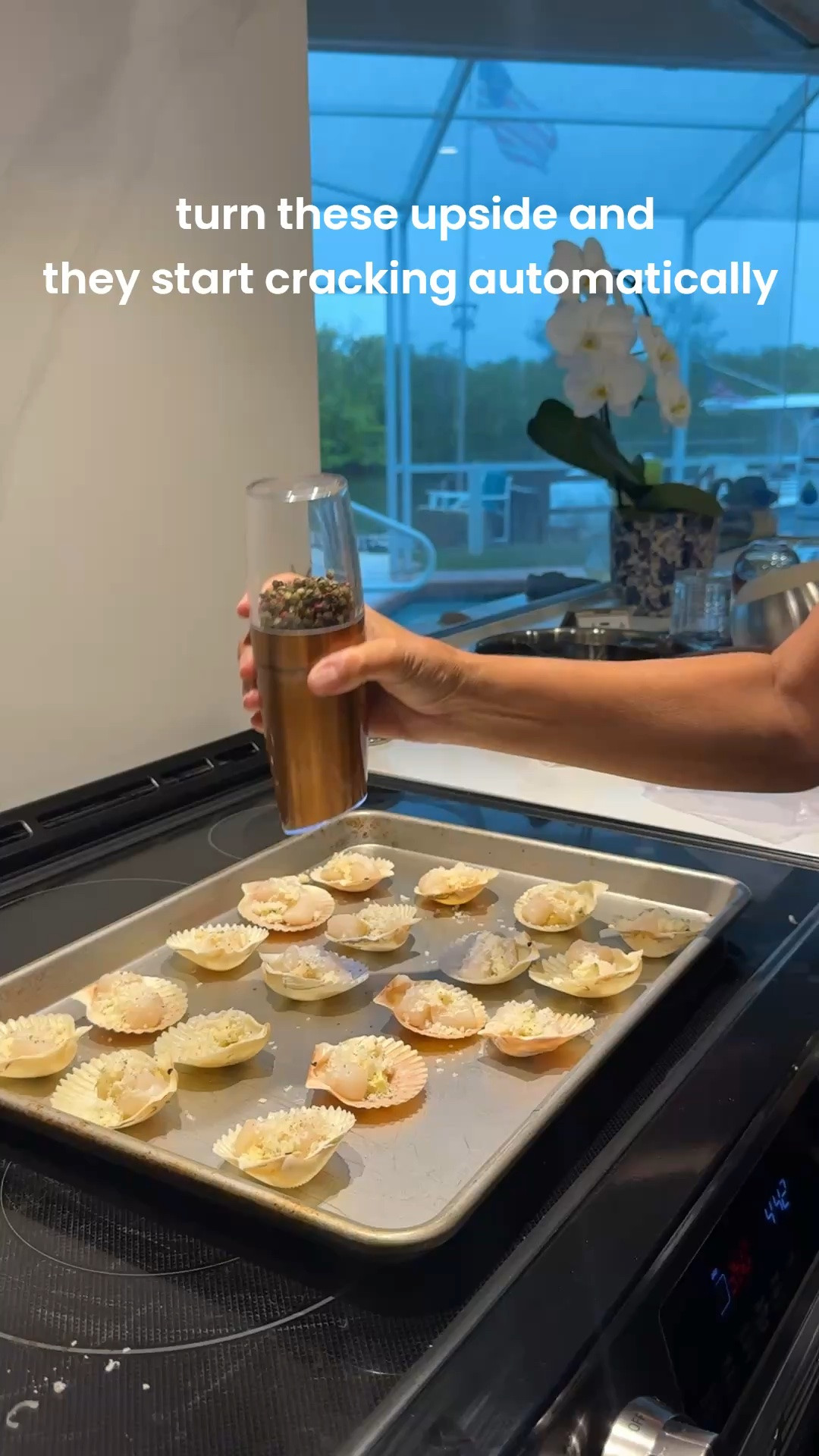 The easiest and most convenient salt and pepper grinders ive ever seen 🤯 

#hostess #kitchen