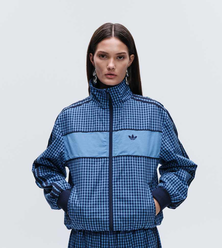 adidas Originals x ASOS – Trainingsjacke in Blau mit Vichy-Karomuster | ASOS (Global)
