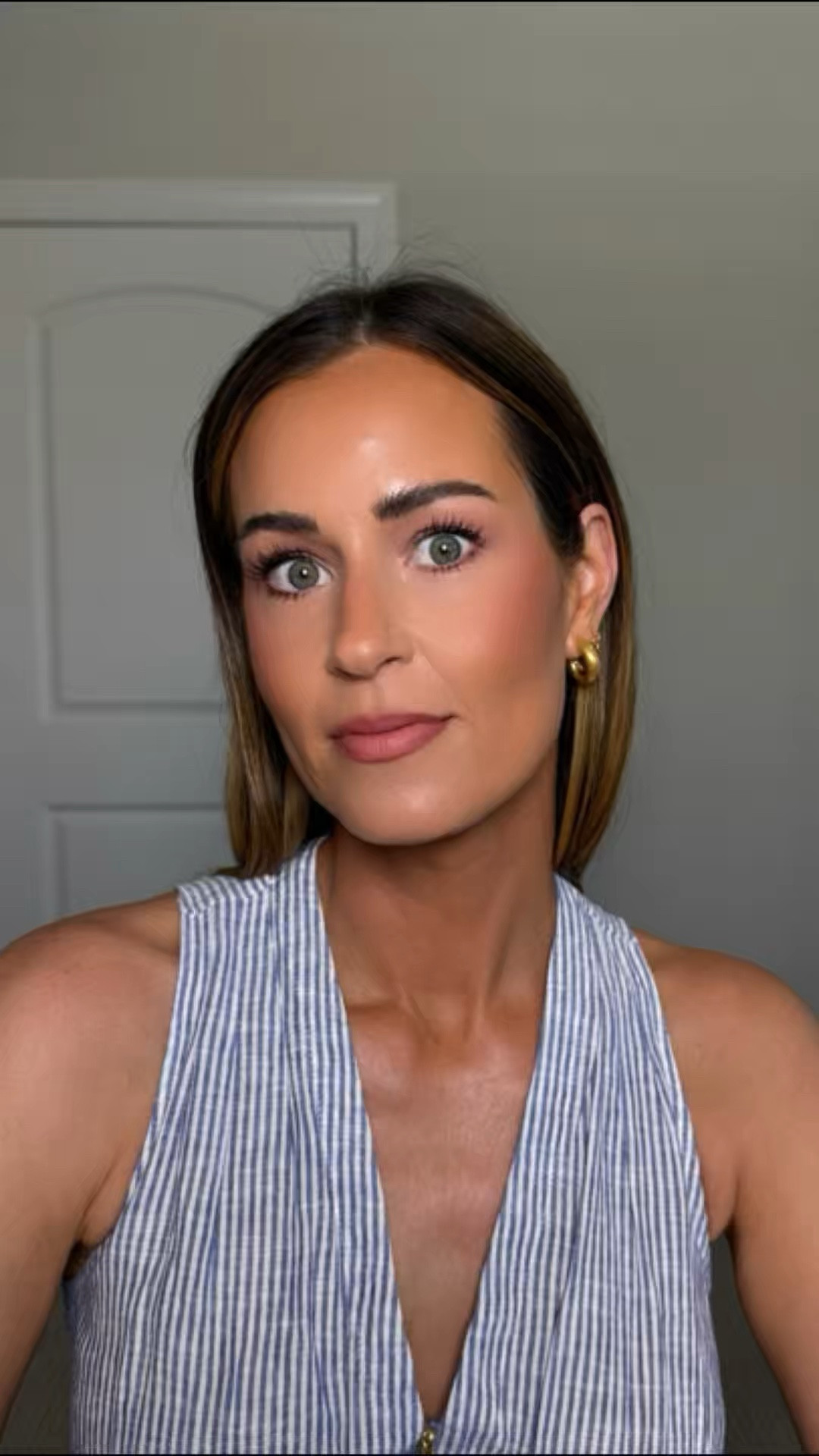 Nothing like makeup and a little nostalgia with the song choice to just MAKE your day 💁🏻‍♀️ 

My current fave routine that I can’t quit! 

Color details:
Huda Foundation: 330N
LYS Bronzer: Harmony
Concealer: RN3
Cream Blush: Dope
Powder: Fair Pink 
Powder Bronzer: Hardworking 
Gensee Eyeshadow: Rose Water
Powder Blush: Restless Rose
Lip Liner: Wherever Walnut
Lip Color: Floating on Air


#makeuproutine #whatlizbuys #makeuptutorial #makeupwithliz #topmakeup