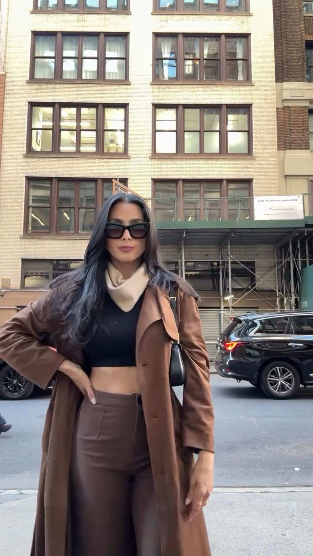 🗽Walking through Manhattan like it’s a runway. 💃🏻🏙️ 
🗽 Caminando Manhattan como si fuera una pasarela 💃🏻 🏙️ 
@prada @bershka 
.
.
.
#cityvibes #outfitinspiration #outfits #grwm #outfitsideas #fashion #fallfashion #city #nyc #manhattan #nailsday #styleinspiration