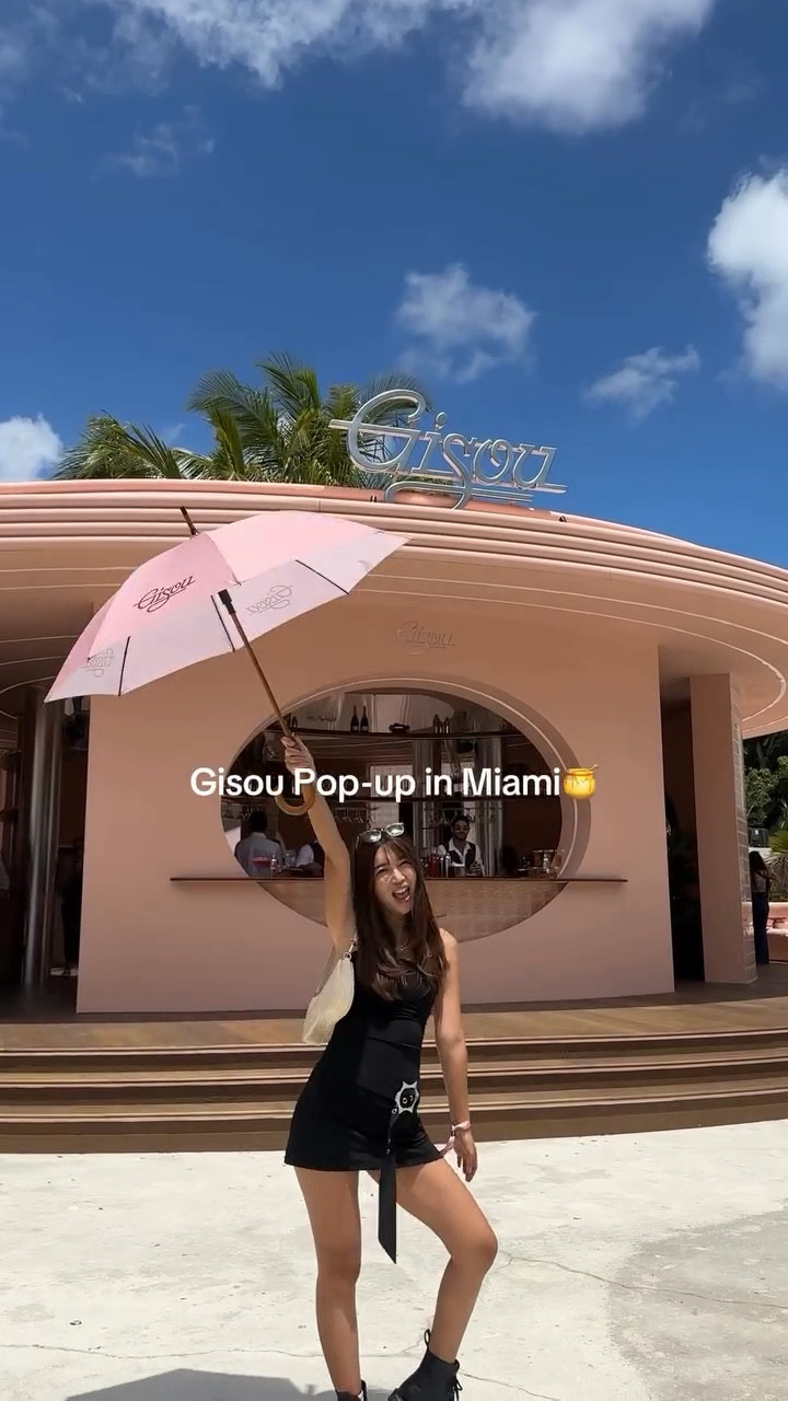 Gisou Pop-up in Miami
Pink everywhere, cute vibes, 
and even honey sweet drinks 
at the Gisou Pop-up! 🍯

It was seriously the cutest event ever!
Open until April 27th  don’t miss it! ✨🐝

Gisouのマイアミでの
ポップアップイベント行ってきた！
雰囲気が可愛すぎて、楽しかった🩷😘

#gisou #gisoupopup #popupevent #miami
#アメリカ生活 #アメリカ#アメリカ在住 
#マイアミ